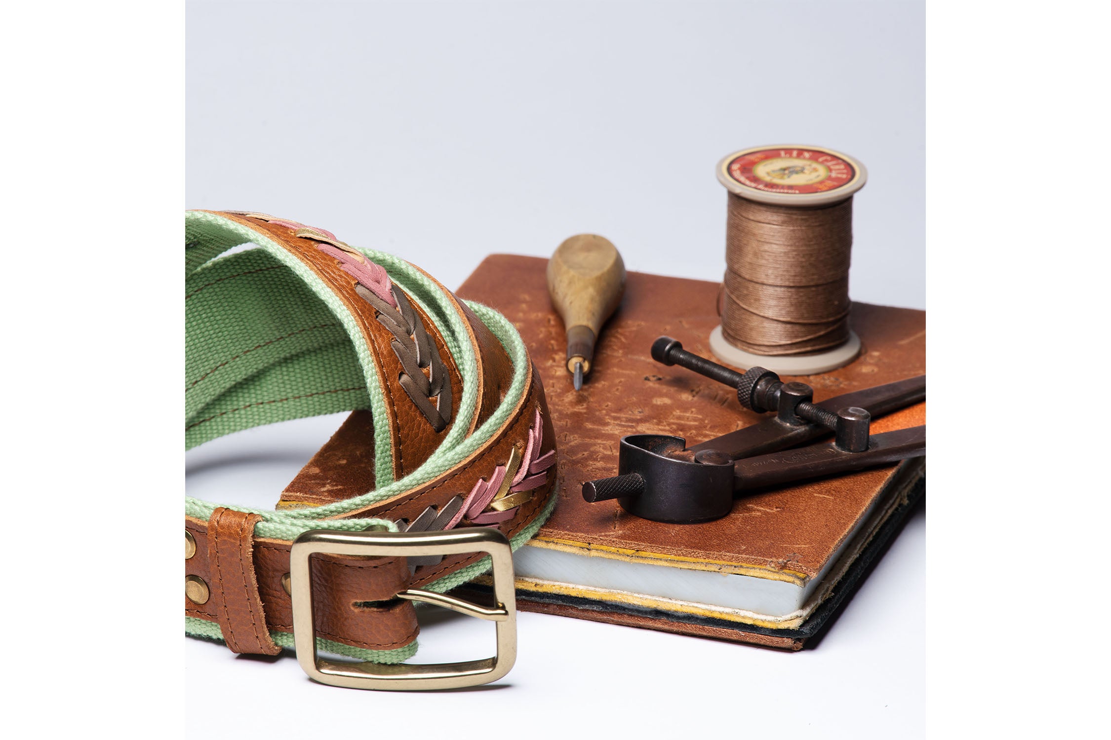 Atelier de maroquinerie à Paris. DIY ceinture à Paris. Artisan maroquinier Wecandoo. Atelier confectionner sa ceinture tressée Paris ouest. DIY maroquinerie Paris 17. Apprendre les techniques du tressage sur cuir Ile de France. Cours de maroquinerie à Paris.