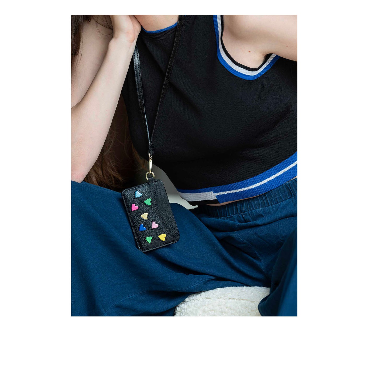 Maroquinerie fantaisie haut de gamme réalisée à Paris en petite série. Trousseau, porte-monnaie ou porte-carte en cuir italien premium upcyclé. Marqueterie poétique fait-main, savoir-faire français. Mode engagée et éco-responsable.