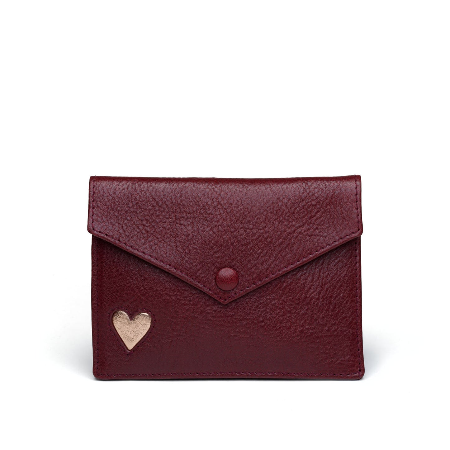 Pochettes passeport Dream en cuir tanné végétal, confectionnées à la main dans notre atelier à Paris. Chaque exemplaire est enrichi d'une marqueterie artisanale, insufflant une touche d'élégance et de caractère distinctif à votre compagnon de voyage. Découvrez notre engagement en faveur de l'artisanat traditionnel et de la durabilité, où chaque détail est pensé pour un mariage harmonieux entre esthétique, fonctionnalité et responsabilité environnementale.