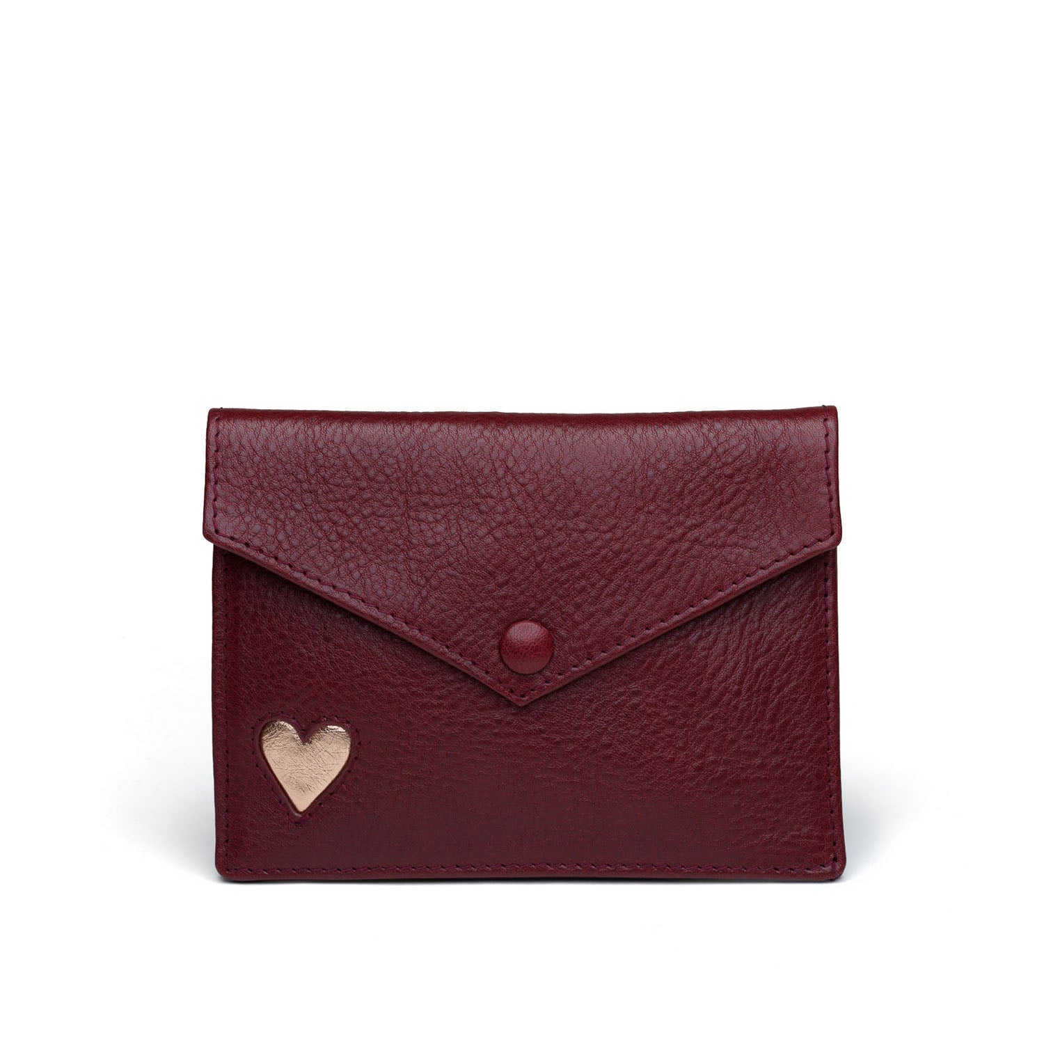 Pochettes passeport Dream en cuir tanné végétal, confectionnées à la main dans notre atelier à Paris. Chaque exemplaire est enrichi d'une marqueterie artisanale, insufflant une touche d'élégance et de caractère distinctif à votre compagnon de voyage. Découvrez notre engagement en faveur de l'artisanat traditionnel et de la durabilité, où chaque détail est pensé pour un mariage harmonieux entre esthétique, fonctionnalité et responsabilité environnementale.