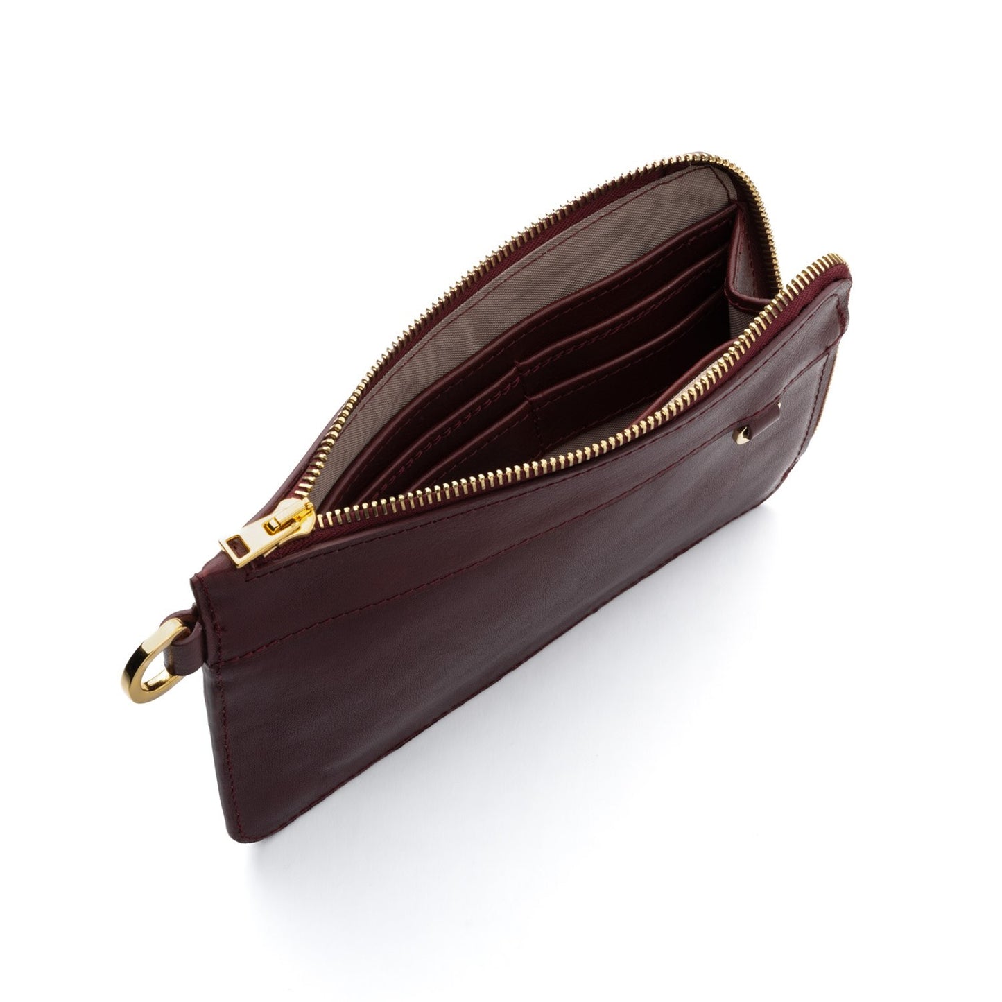 Atelier de maroquinerie à Paris. Sac à main made in France. Maroquinerie en cuir fabriquée à Paris. Mode éco responsable et locale. Sac à main personnalisable. Pochette personnalisable. Petite maroquinerie personnalisable.