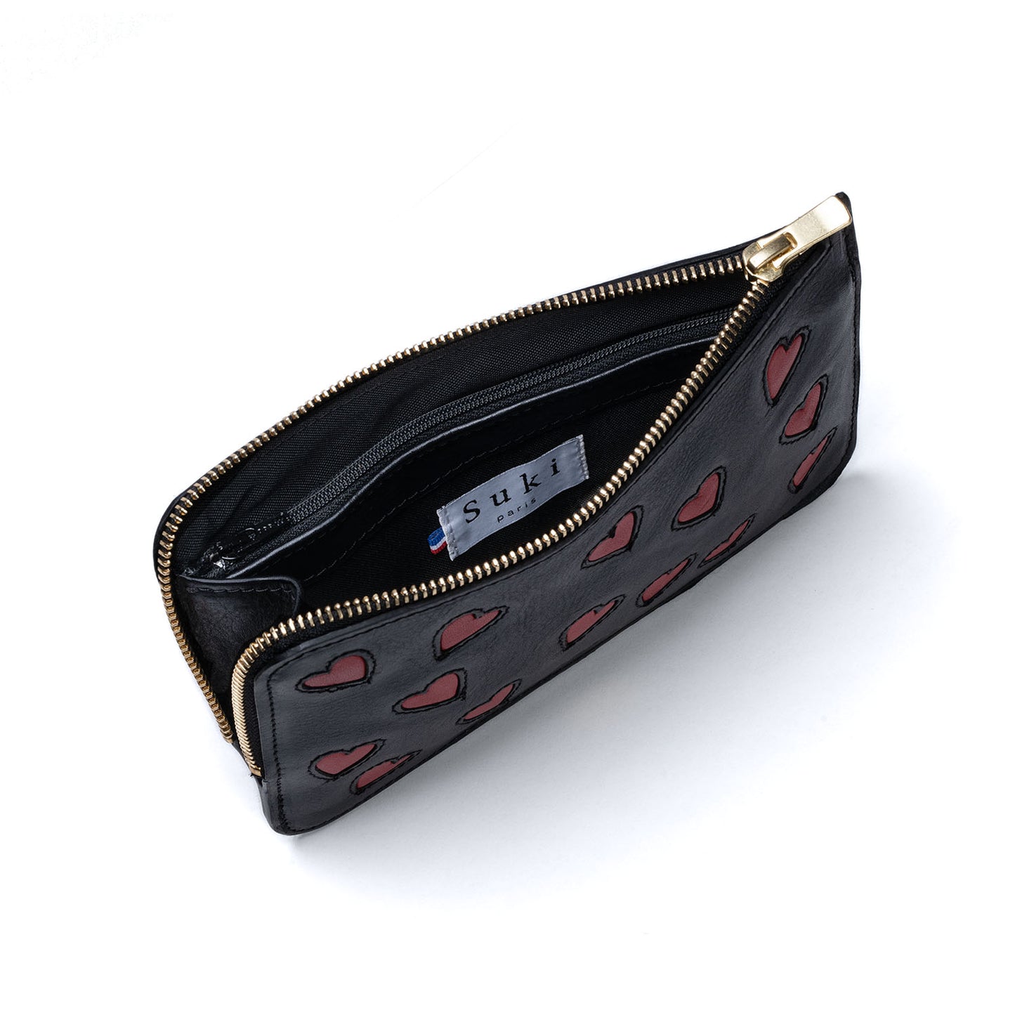 Atelier de maroquinerie à Paris. Pochette créateur au design unique made in France. Maroquinerie française fabriquée en petite série. Pochette personnalisable.
