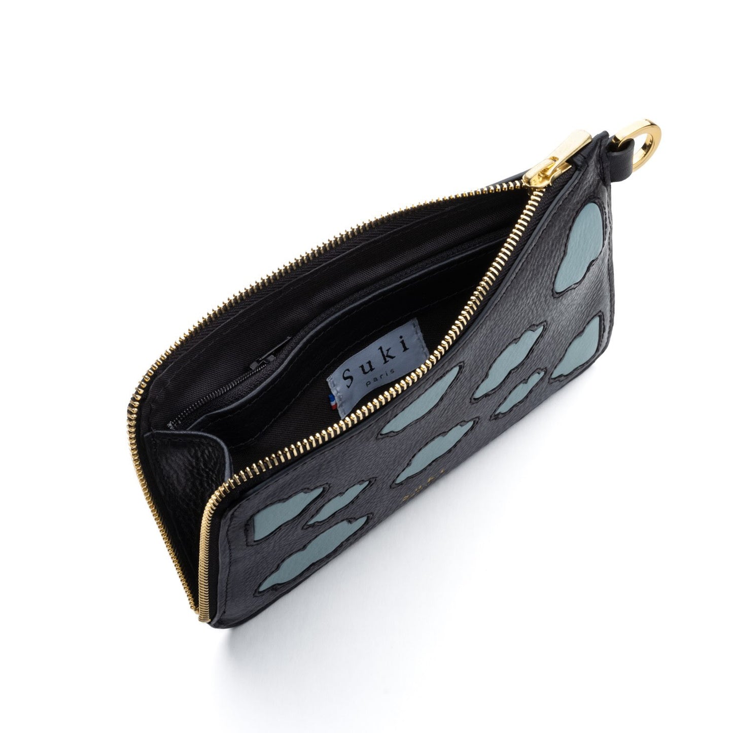 Atelier de maroquinerie à Paris. Pochette créateur au design unique made in France. Maroquinerie française fabriquée en petite série. Pochette personnalisable.