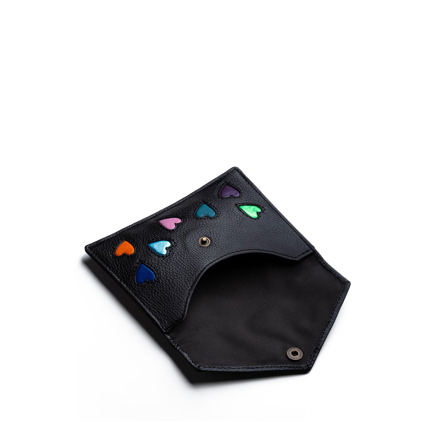 Explorez notre collection de pochettes passeport en cuir tanné végétal, réalisées avec soin à la main dans notre atelier. Chaque pièce est ornée de marqueterie artisanale, ajoutant une touche d'élégance et de caractère unique à votre accessoire de voyage. Découvrez l'artisanat traditionnel revisité dans une démarche éco-responsable, où chaque détail est conçu pour allier durabilité, esthétique et fonctionnalité.