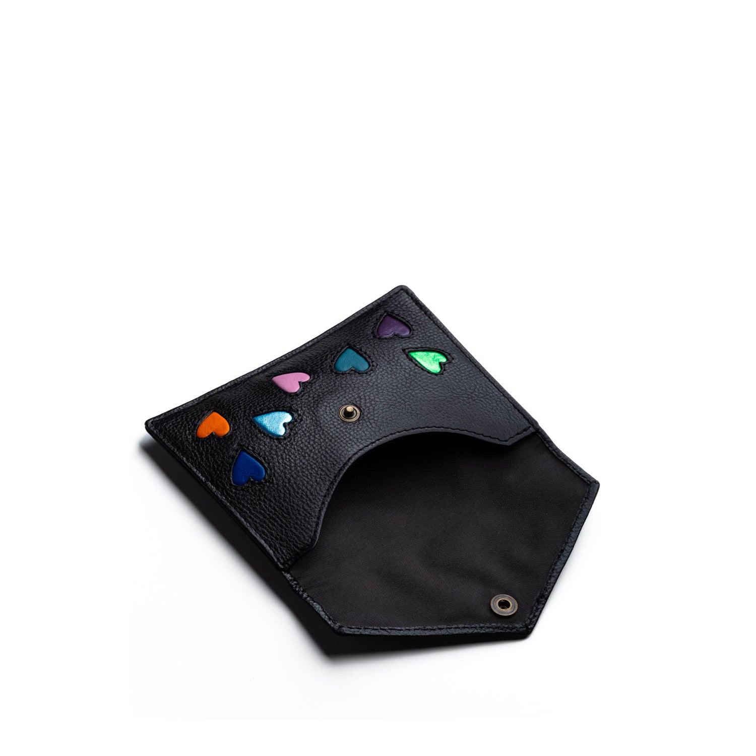Explorez notre collection de pochettes passeport en cuir tanné végétal, réalisées avec soin à la main dans notre atelier. Chaque pièce est ornée de marqueterie artisanale, ajoutant une touche d'élégance et de caractère unique à votre accessoire de voyage. Découvrez l'artisanat traditionnel revisité dans une démarche éco-responsable, où chaque détail est conçu pour allier durabilité, esthétique et fonctionnalité.