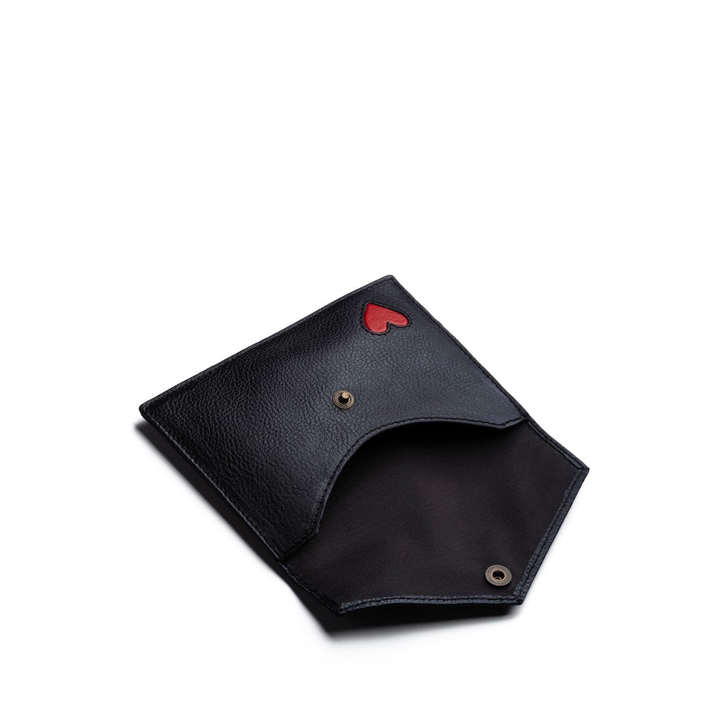 pochettes passeport en cuir tanné végétal, façonnées avec passion à la main dans notre atelier. Chaque pièce est agrémentée d'une marqueterie artisanale, conférant à votre accessoire de voyage une élégance intemporelle et une identité unique. Plongez dans notre héritage artisanal et notre engagement pour une production éco-responsable, où chaque détail est soigneusement pensé pour combiner durabilité, esthétique et praticité, pour une expérience de voyage empreinte d'authenticité.