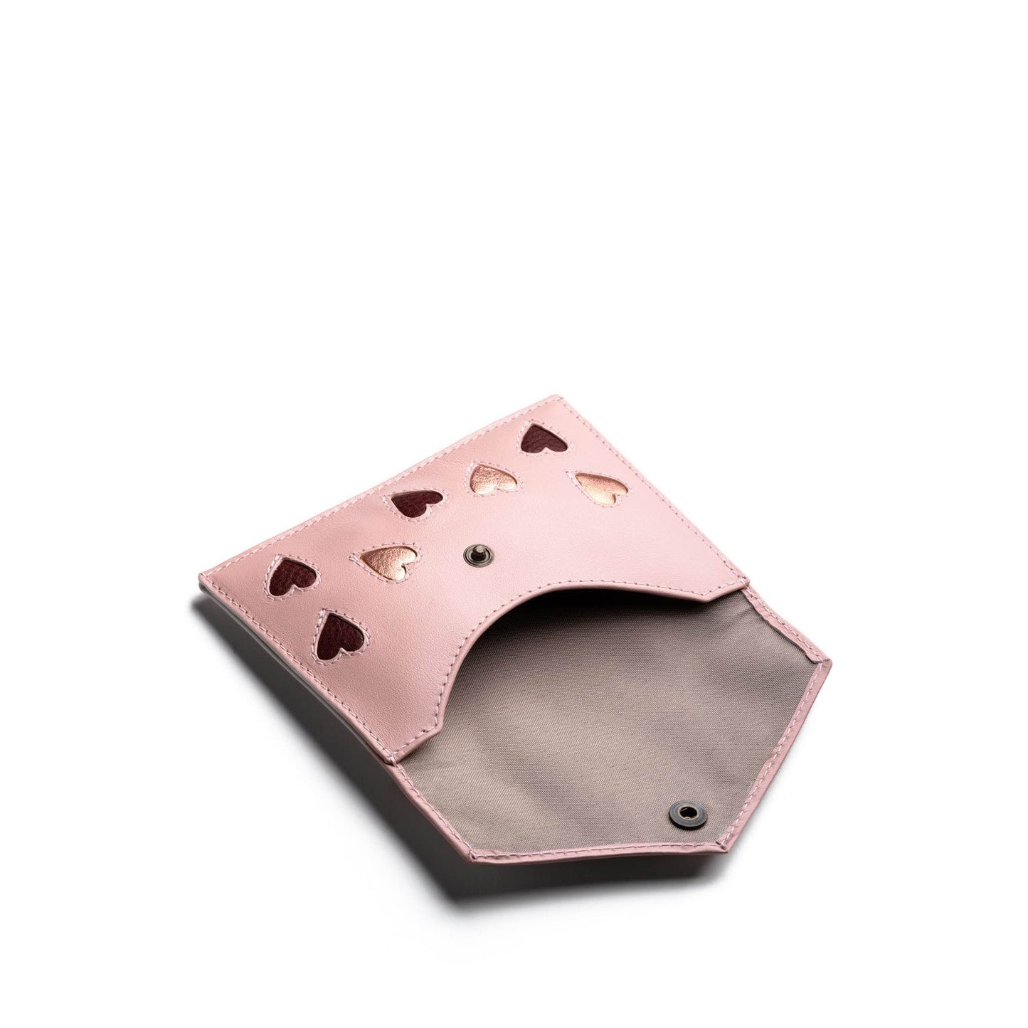 Choisissez la durabilité avec notre pochette passeport en cuir upcyclé, confectionnée dans notre atelier à Paris 17. Chaque pièce est fabriquée à partir de cuir recyclé, offrant une solution pratique pour votre passeport tout en réduisant notre empreinte écologique. Son design soigné et son processus de fabrication artisanale incarnent l'alliance parfaite entre fonctionnalité et responsabilité environnementale, pour un style éco-responsable qui vous accompagne partout.