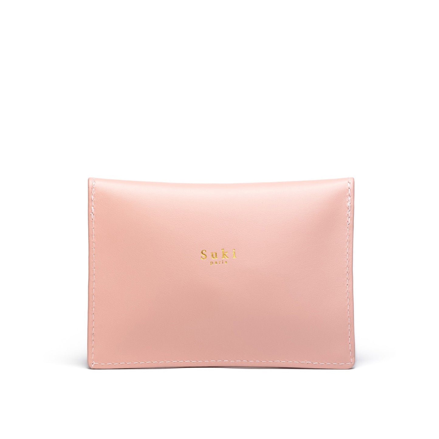 Choisissez la durabilité avec notre pochette passeport en cuir upcyclé, confectionnée dans notre atelier à Paris 17. Chaque pièce est fabriquée à partir de cuir upcyclé provenant des grandes maisons de couture. Son design soigné et son processus de fabrication artisanale incarnent l'alliance parfaite entre fonctionnalité et responsabilité environnementale, pour un style éco-responsable qui vous accompagne partout