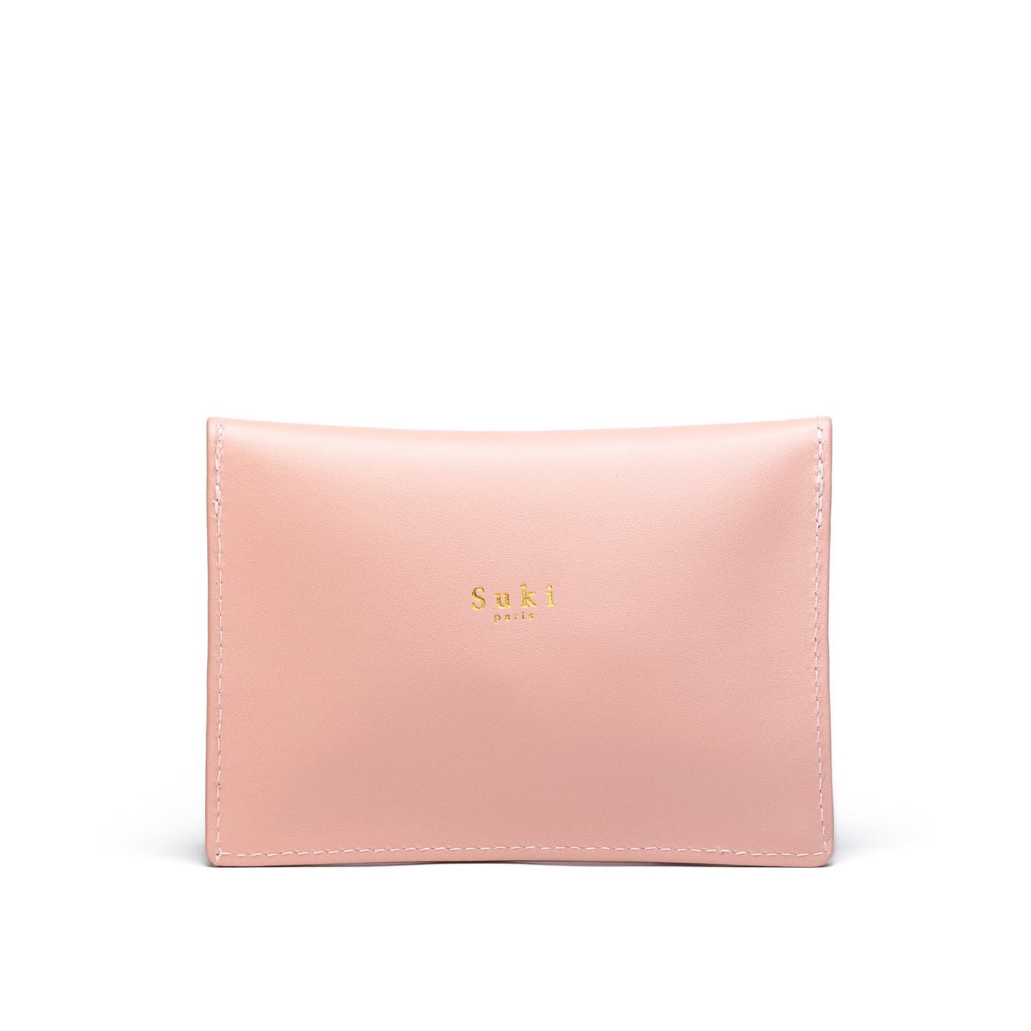Choisissez la durabilité avec notre pochette passeport en cuir upcyclé, confectionnée dans notre atelier à Paris 17. Chaque pièce est fabriquée à partir de cuir upcyclé provenant des grandes maisons de couture. Son design soigné et son processus de fabrication artisanale incarnent l'alliance parfaite entre fonctionnalité et responsabilité environnementale, pour un style éco-responsable qui vous accompagne partout