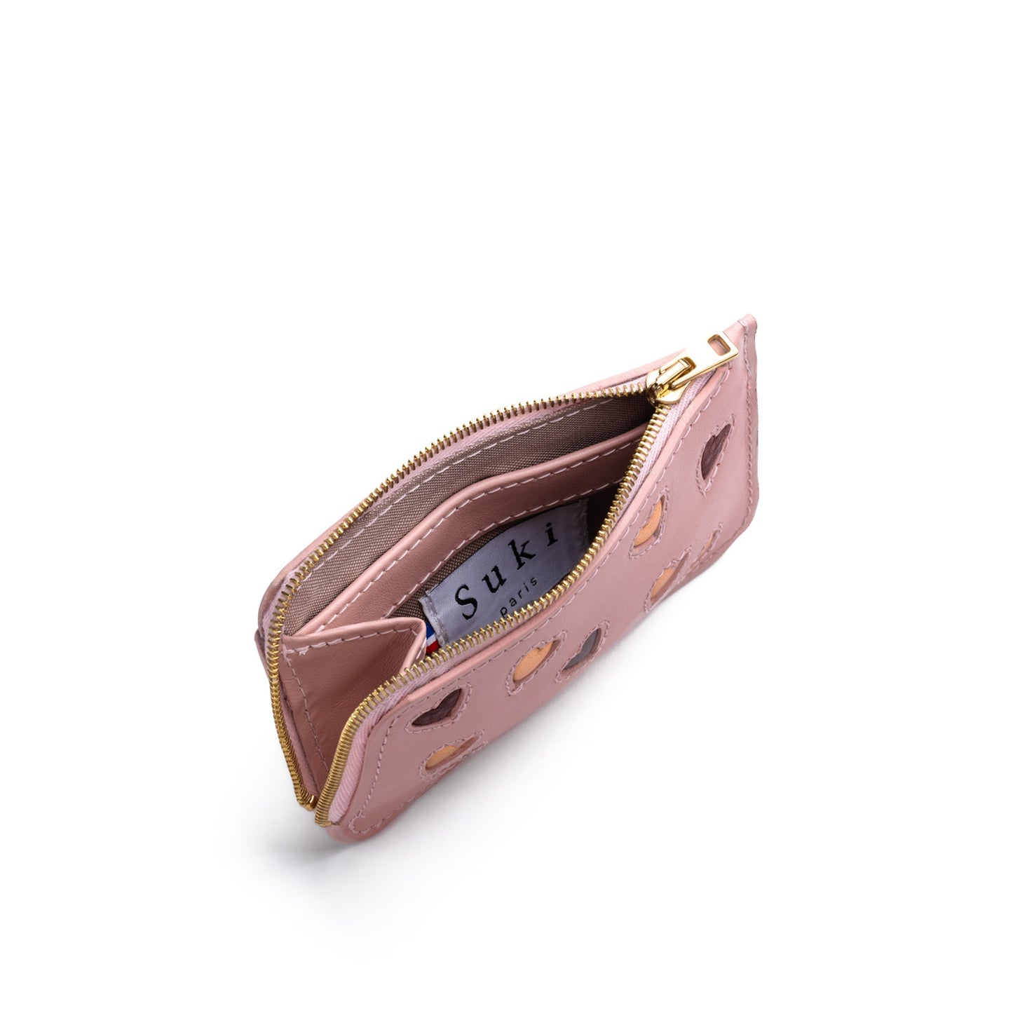 Notre porte-monnaie Freyja a un design unique qui saura séduire les amateurs de mode les plus exigeants. Notre petite maroquinerie française allie élégance et praticité, incarnant parfaitement une mode locale et engagée. Alliez tradition et modernité avec nos créations artisanales. Personnalisation des pièces sur demande.