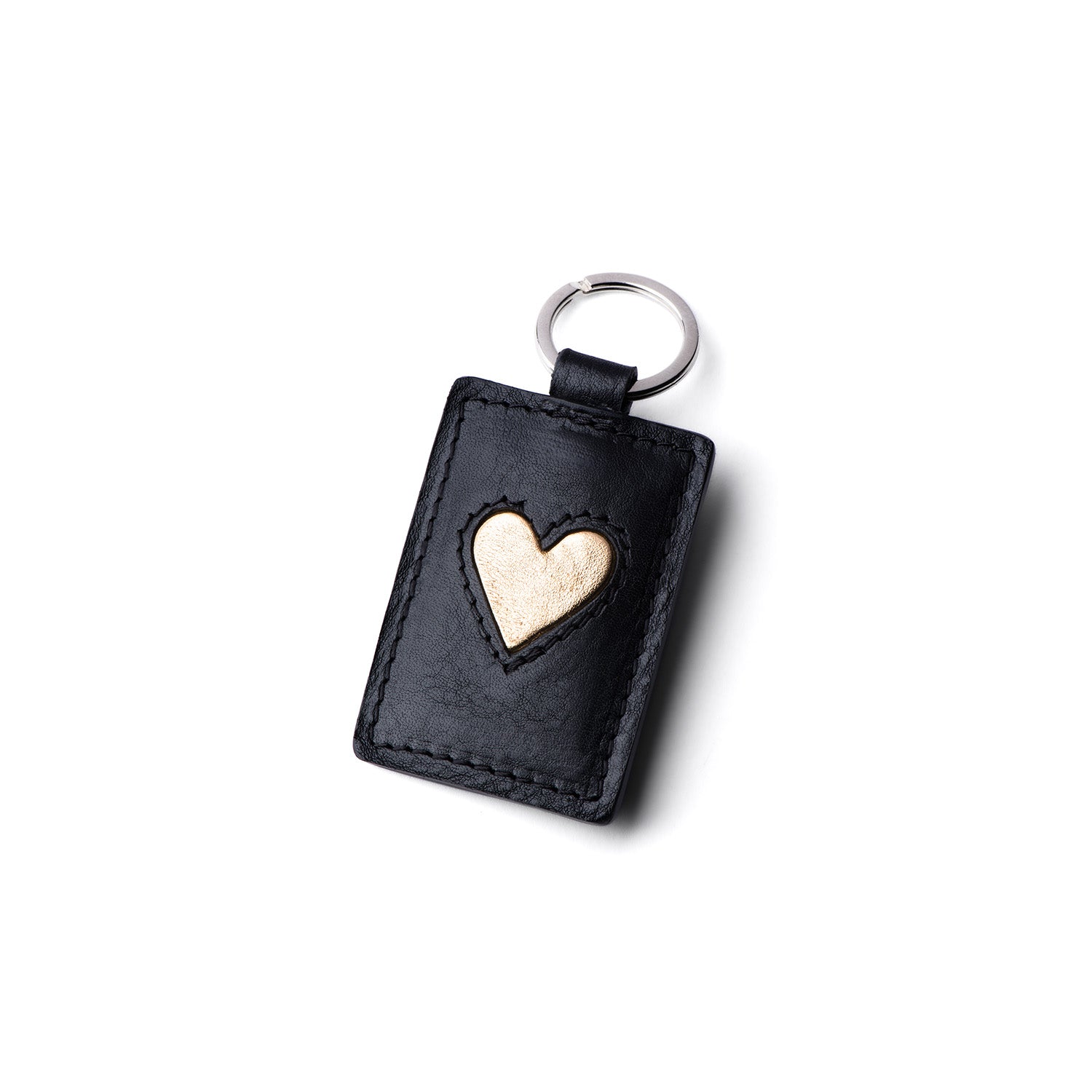 Atelier de maroquinerie à Paris. Porte-clé en cuir made in France. Porte clé coeur fabriqué en France. Maroquinerie confectionnée dans notre atelier parisien. Idée cadeau pour homme et femme. Porte clé personnalisable.