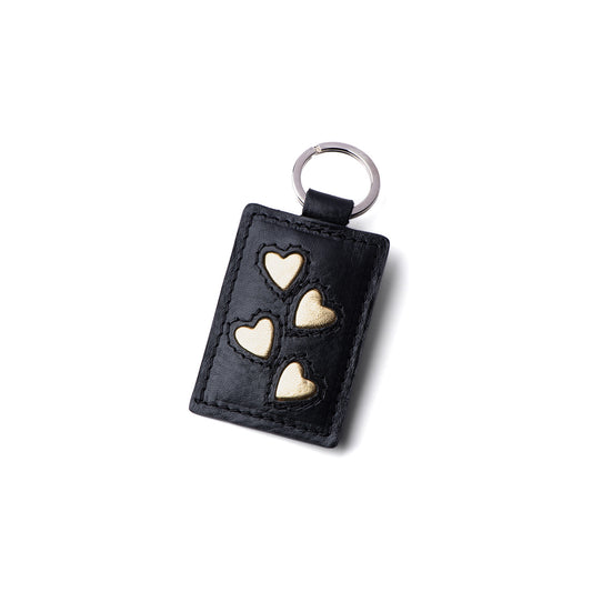 Atelier de maroquinerie à Paris. Porte-clé en cuir made in France pour les coeurs addicts. Petite maroquinerie fabriquée en France pour homme et femme. Accessoire de mode fantaisie parfait pour idée cadeau. Porte-clé personnalisable et proposition d'atelier découverte maroquinerie. Sac à main et accessoire créateur parisien. Boutique de maroquinerie Paris 17.