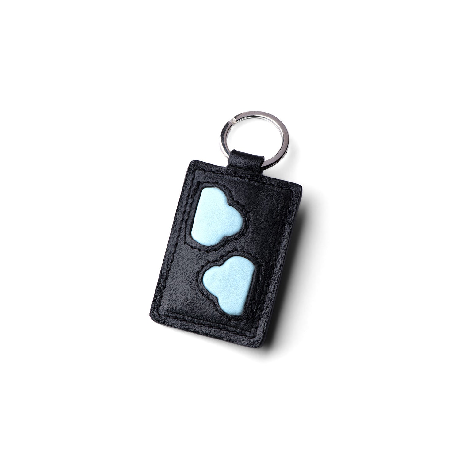 Atelier de maroquinerie à Paris. Porte-clé en cuir made in France au design unique avec ses motifs nuages. Petite maroquinerie fabriquée en France pour homme et femme. Accessoire de mode fantaisie parfait pour idée cadeau. Porte-clé personnalisable et proposition d'atelier découverte maroquinerie. Sac à main et accessoire créateur parisien. Boutique de maroquinerie Paris 17.