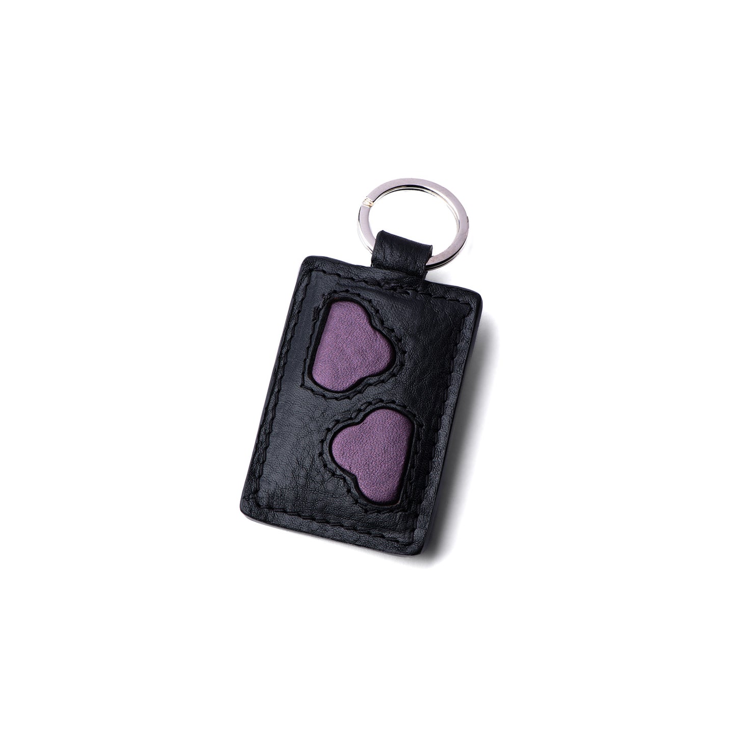 Atelier de maroquinerie à Paris. Porte-clé en cuir made in France au design unique avec ses motifs nuages. Petite maroquinerie fabriquée en France pour homme et femme. Accessoire de mode fantaisie parfait pour idée cadeau. Porte-clé personnalisable et proposition d'atelier découverte maroquinerie. Sac à main et accessoire créateur parisien. Boutique de maroquinerie Paris 17.