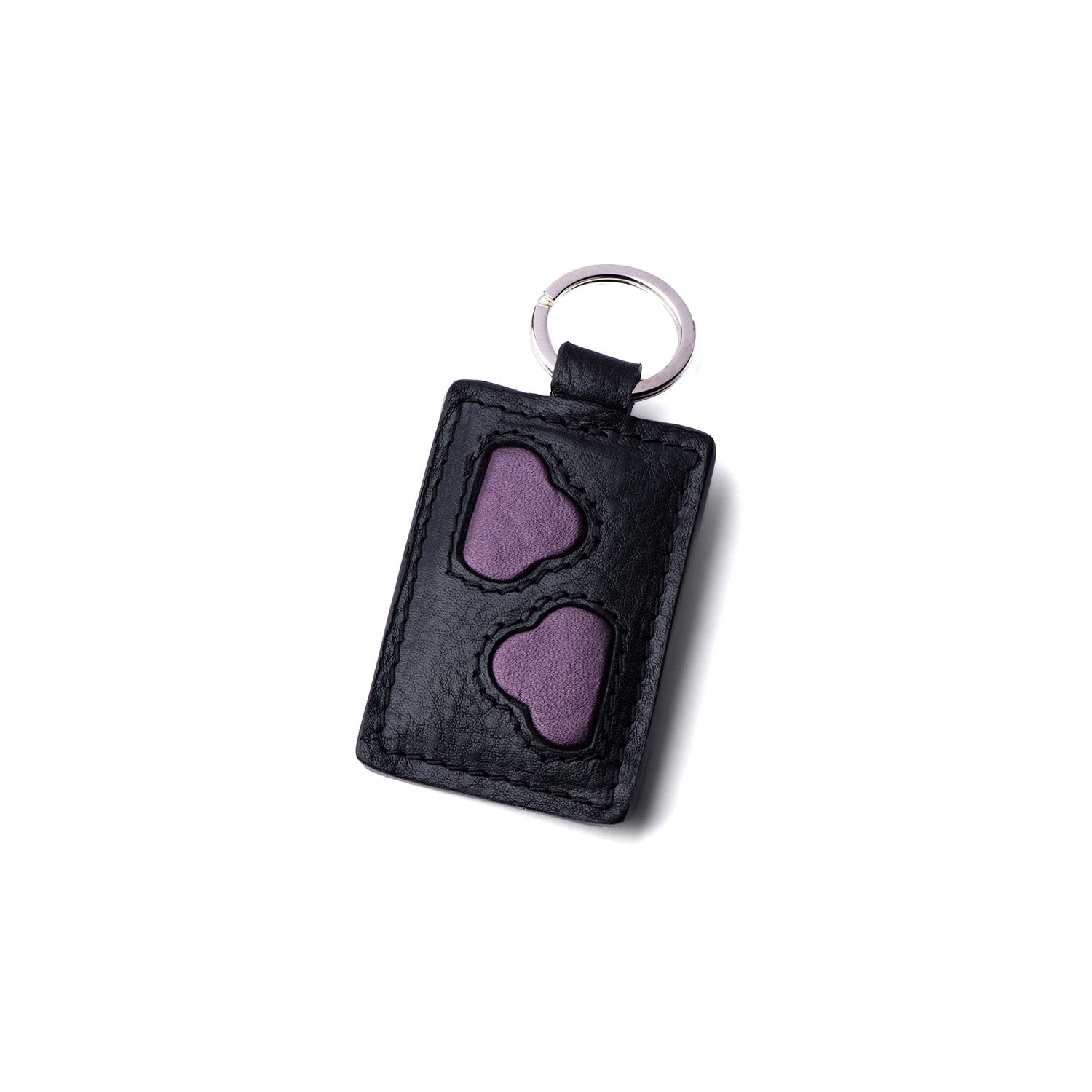 Atelier de maroquinerie à Paris. Porte-clé en cuir made in France au design unique avec ses motifs nuages. Petite maroquinerie fabriquée en France pour homme et femme. Accessoire de mode fantaisie parfait pour idée cadeau. Porte-clé personnalisable et proposition d'atelier découverte maroquinerie. Sac à main et accessoire créateur parisien. Boutique de maroquinerie Paris 17.