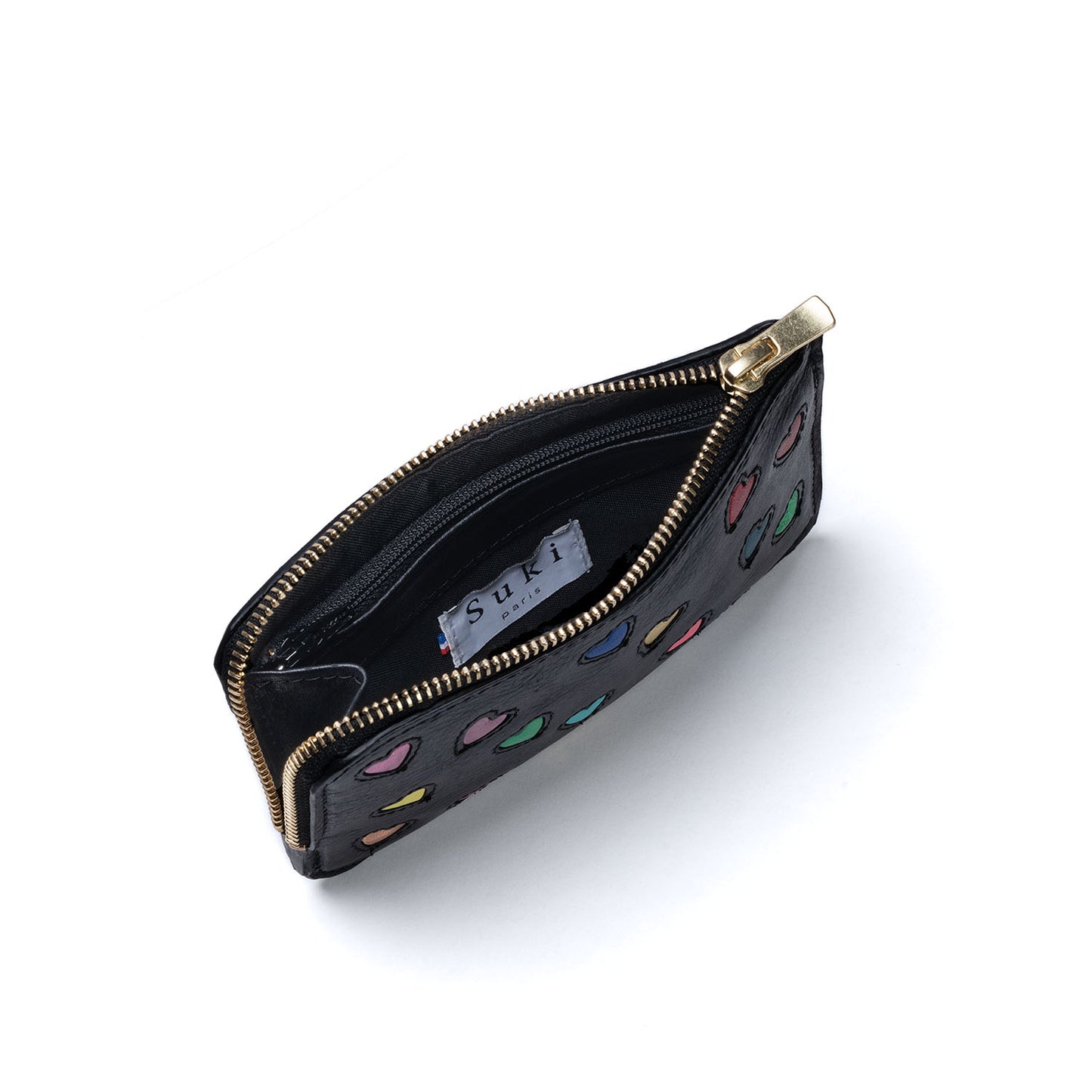 Atelier de maroquinerie à Paris. Portefeuille en cuir made in France, chic et pratique avec ses nombreux rangements et poches intérieurs. Maroquinerie française, sac à main et accessoires créateurs fabriqués en France. Parfait pour idée cadeau. Pochette en cuir personnalisable. Boutique de maroquinerie Paris 17.