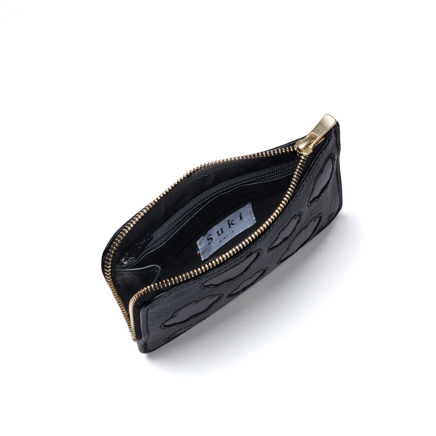 Atelier de maroquinerie à Paris. Porte-feuille en cuir italien au design unique fabriqué en France. Petite maroquinerie française parfaite pour idée cadeau. Pochette en cuir personnalisable. Proposition d'atelier découverte DIY maroquinerie. Boutique maroquinerie Paris 17.