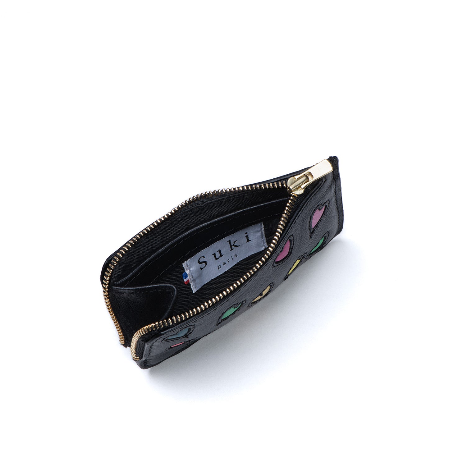Atelier de maroquinerie à Paris. Porte-monnaie en cuir made in France. Accessoire créateur parisien au design unique fabriqué en France, parfait pour les coeurs addicts. Petite maroquinerie française chic et pratique pour une mode locale et engagée. Idée cadeau pour homme et femme, accessoire personnalisable. Boutique de maroquinerie paris 17.