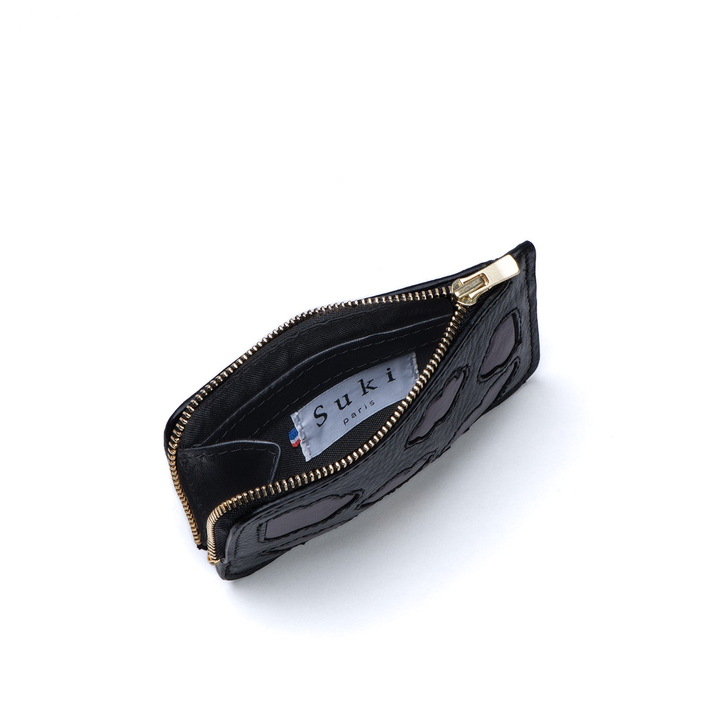 Atelier de maroquinerie à Paris. Porte-monnaie en cuir au design unique, made in France. Maroquinerie française idéale pour idée cadeau homme ou femme. Accessoire personnalisable. Boutique maroquinerie Paris 17. Atelier créateur proche Champs Elysées.