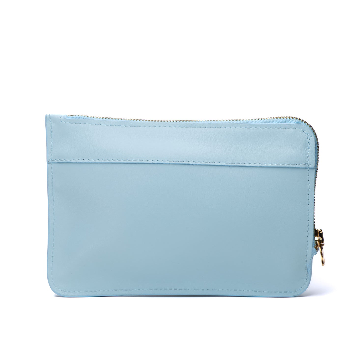 Atelier de maroquinerie à Paris. Sac à main et petite maroquinerie made in France. Pochette en cuir fabriquée en France dans notre atelier parisien. Cuir italien tannage végétal, design unique avec ses nuages gainés. Pochette personnalisable.