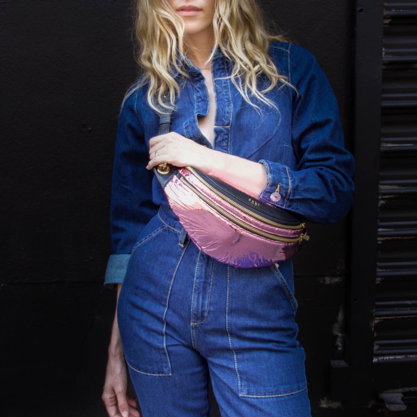 Atelier de maroquinerie à Paris. Sac banane rose en cuir et matière up cyclé. Maroquinerie pour femme. Accessoire de mode tendance fabriqué en France. Slow fashion, savoir-faire artisanal. Service de personnalisation.