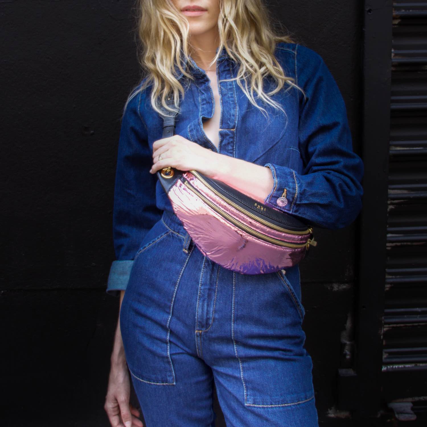 Atelier de maroquinerie à Paris. Sac banane rose en cuir et matière up cyclé. Maroquinerie pour femme. Accessoire de mode tendance fabriqué en France. Slow fashion, savoir-faire artisanal. Service de personnalisation.