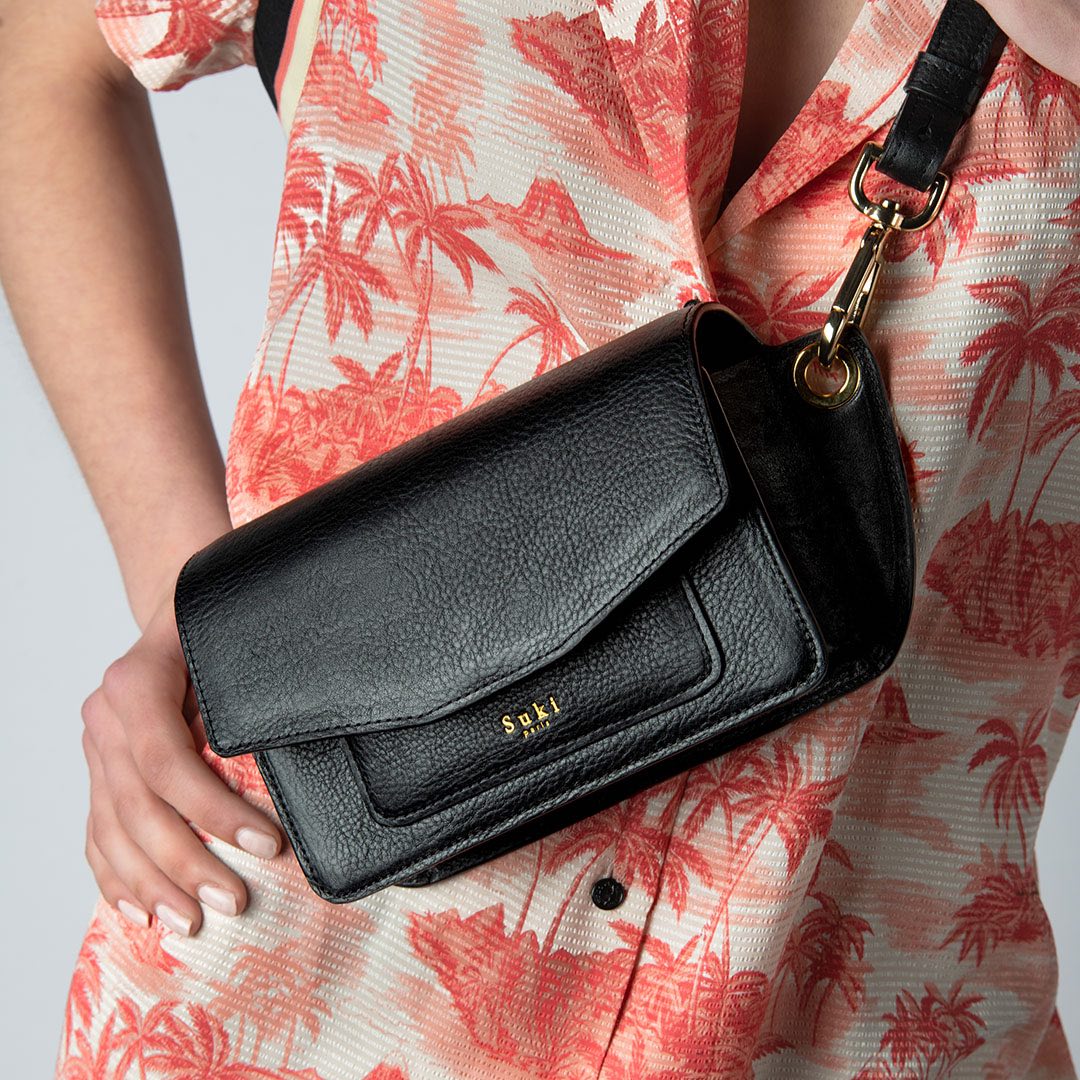 Sac bandoulière en cuir, sac banane créateur made in Paris. Maroquinerie artisanale fabriquée en France en série limitée. Cuir italien, tannage végétal, cuir upcyclé pour une mode éco-responsable et locale.
