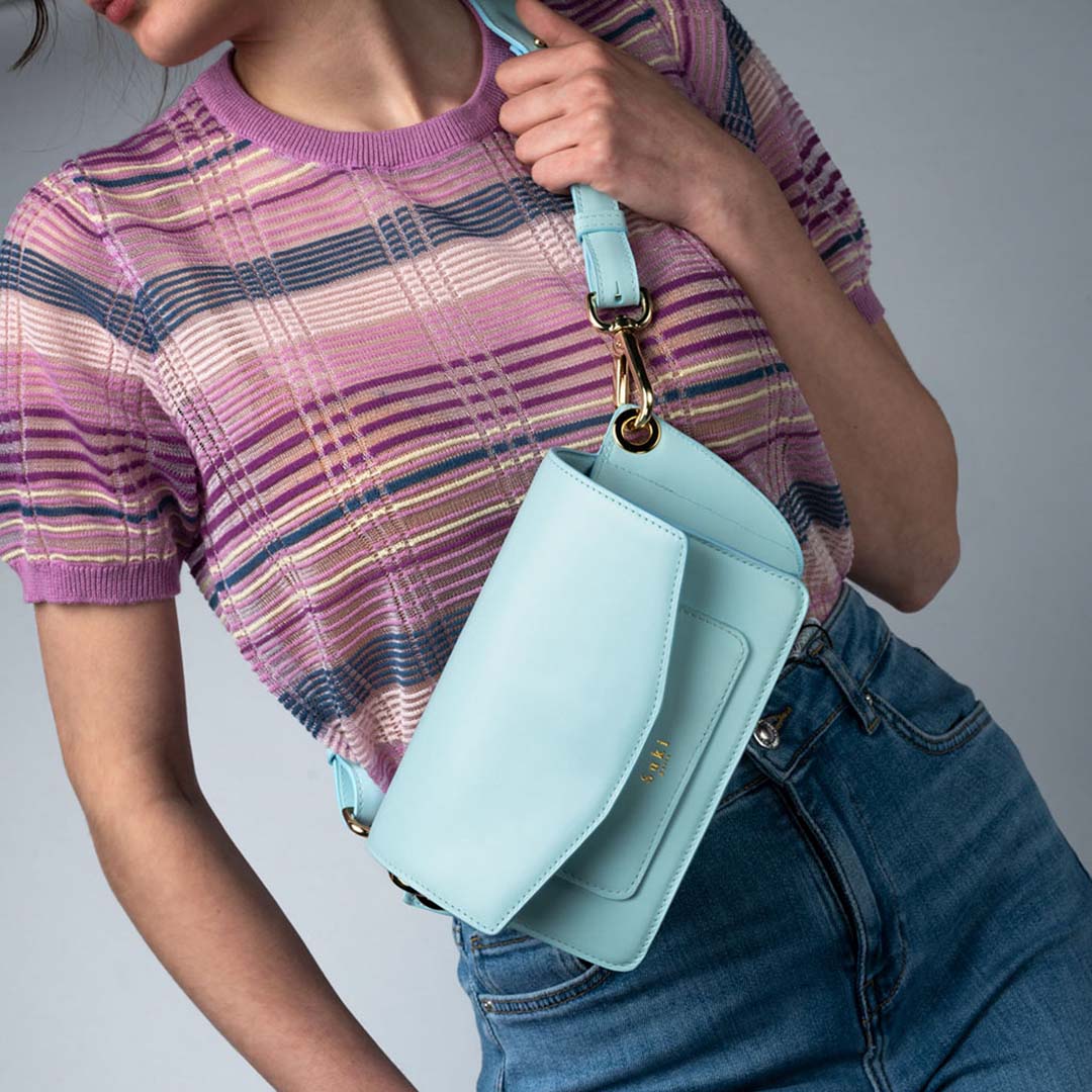 Atelier de maroquinerie à Paris. Artisan maroquinier parisien. Sac à main en cuir, sac banane chic et minimaliste, confortable et astucieux. Confectionné en petite série dans notre atelier avec des cuirs italiens premium. Savoir-faire artisanal, mode locale et engagée. Existe en 3 coloris, service de personnalisation, contactez-nous.