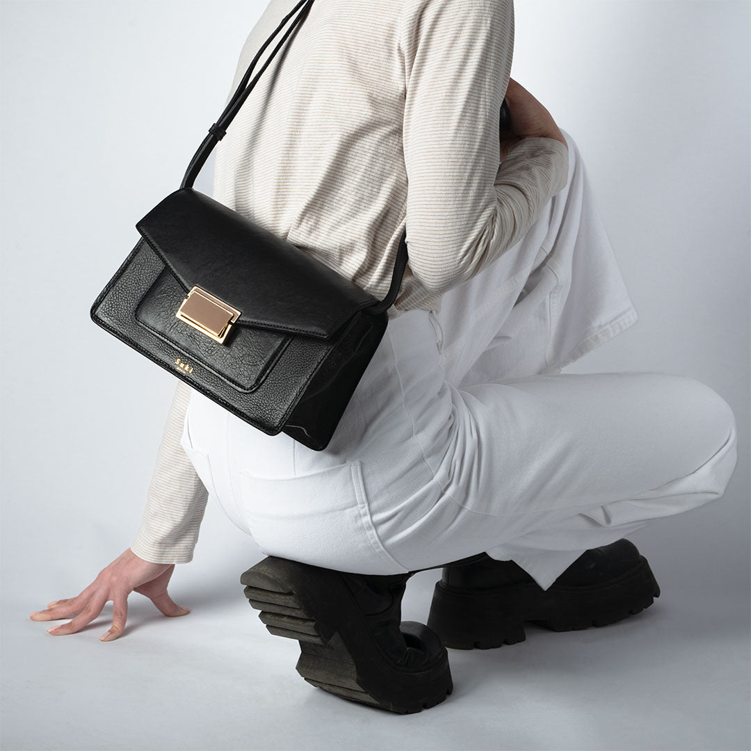 Atelier de maroquinerie à Paris. Sac à main en cuir grand modèle, le basic qu'il vous faut. Sac bandoulière fabriqué en France, avec des cuirs italiens tannage végétal, accessoires premium. Mode chic et éthique, fabrication locale à Paris. Existe en plusieurs coloris, service de personnalisation, contactez-nous.