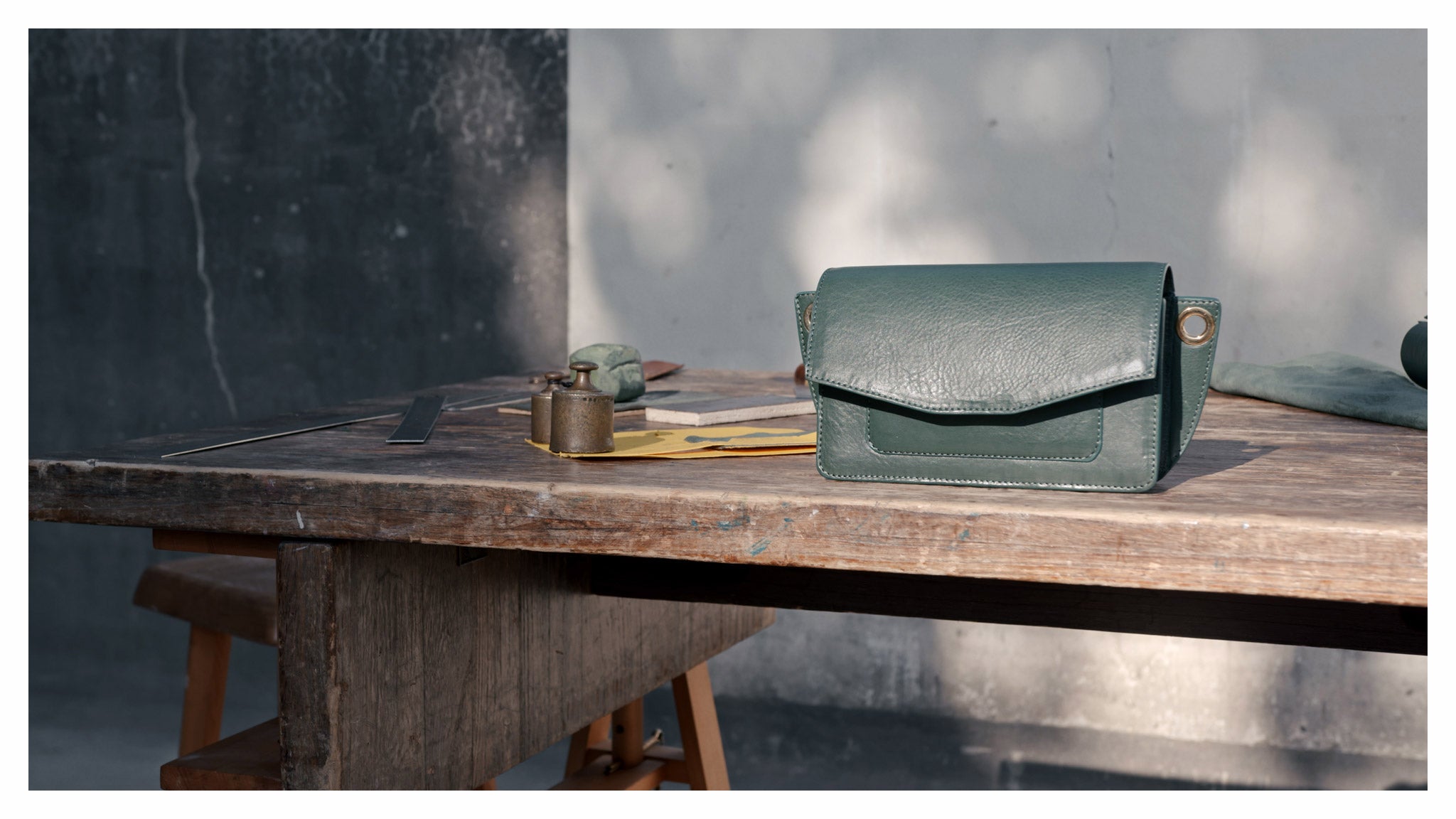 Atelier de maroquinerie à Paris. Maroquinerie femme made in France. Sac à main tendance en cuir italien tannage végétal. Sac créateur personnalisable.