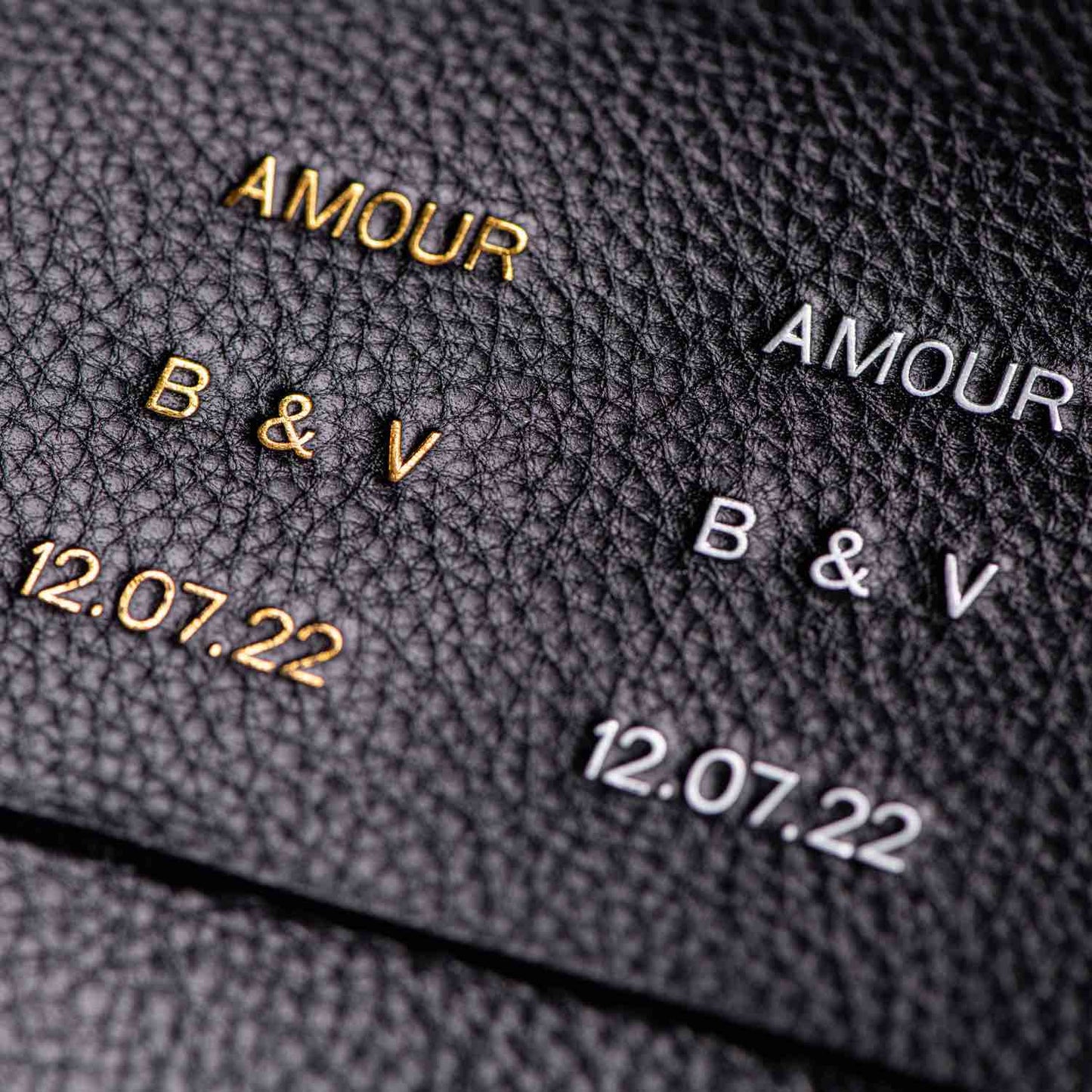 Atelier de maroquinerie à Paris. Maroquinerie made in France. Sac et accessoire personnalisables, parfait pour idée cadeau. Marquage à chaud , dorure ou argenté, votre sac ou votre accessoire sera unique tout comme vous.