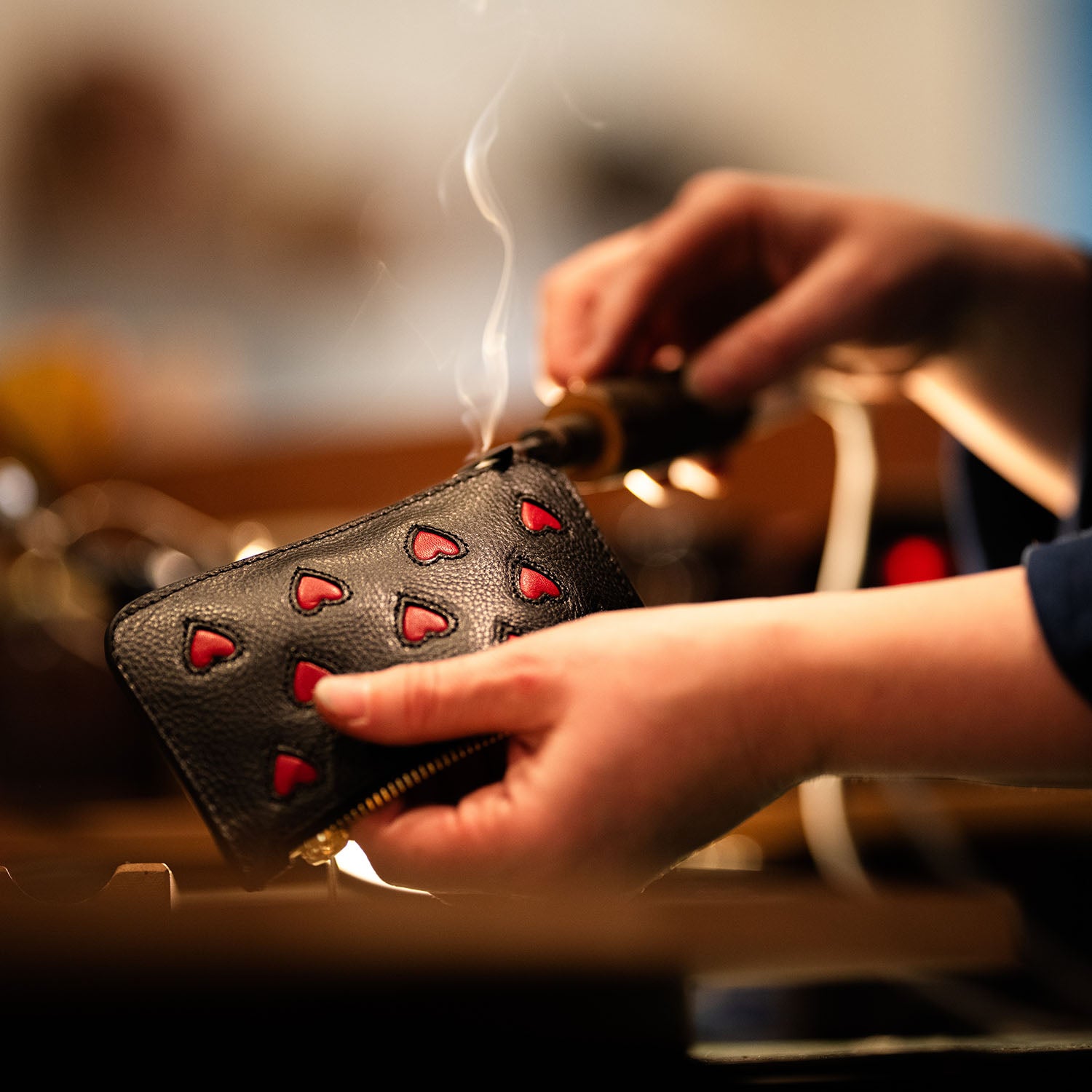 Atelier de maroquinerie, idée cadeau unique et engagée. Carte cadeau, accessoire personnalisable. Offrir un sac unique , offrir un atelier DIY de maroquinerie chez un artisan parisien.