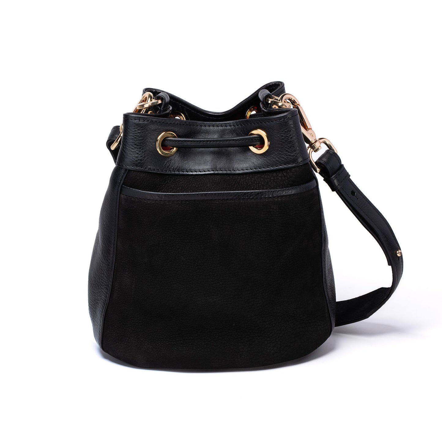 Atelier de maroquinerie à Paris. Sac à main en cuir bi-matière tressé à la main dans notre atelier parisien. Sac seau fabriqué en France en petite série. Sac personnalisable, mode locale et engagée.