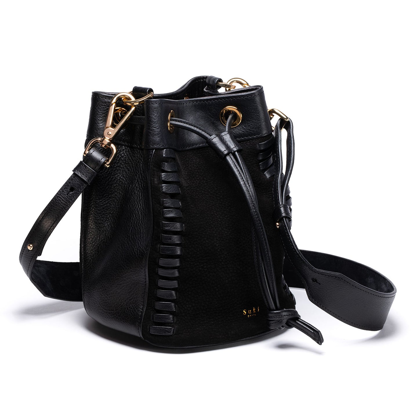Atelier de maroquinerie à Paris. Sac seau en cuir bi-matière tressé au design unique. Maroquinerie made in France, savoir-faire artisanal, cuir italien, accessoires premium. Service de personnalisation pour une mode engagée et locale.