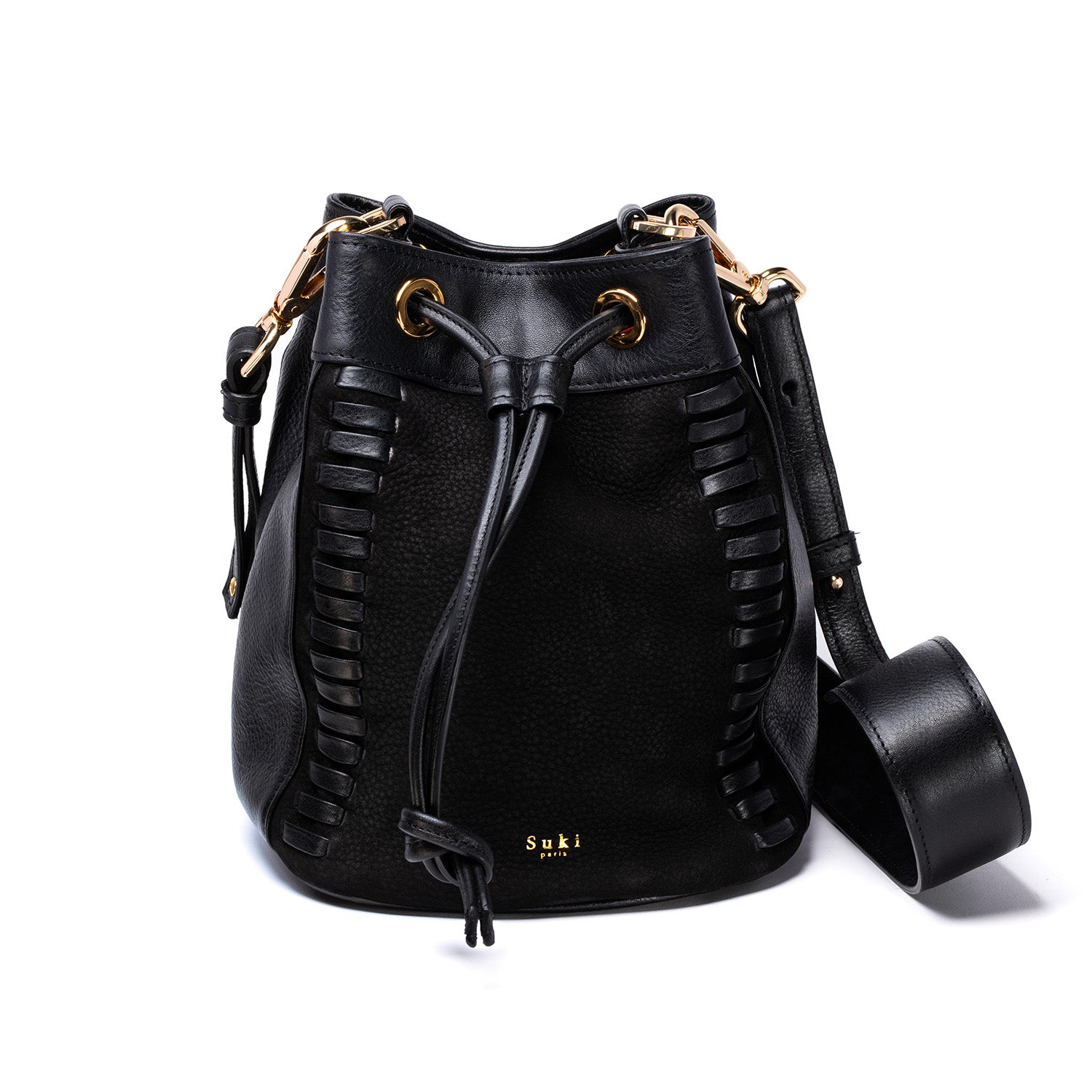 Atelier de maroquinerie à Paris. Maroquinerie française haut de gamme. Sac seau en cuir italien made in France. Sac créateur confectionnée en série limitée. Savoir-faire français, cuir italien, accessoires de qualité, design unique.  Existe en 2 coloris. Service de personnalisation sur demande. Mode locale et engagée.