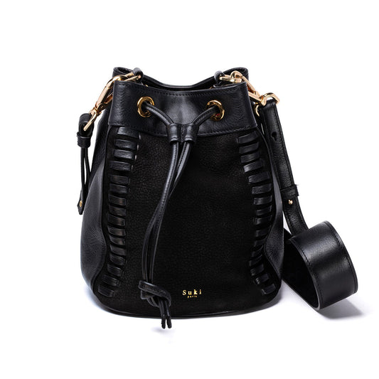 Atelier de maroquinerie à Paris. Maroquinerie française haut de gamme. Sac seau en cuir italien made in France. Sac créateur confectionnée en série limitée. Savoir-faire français, cuir italien, accessoires de qualité, design unique.  Existe en 2 coloris. Service de personnalisation sur demande. Mode locale et engagée.