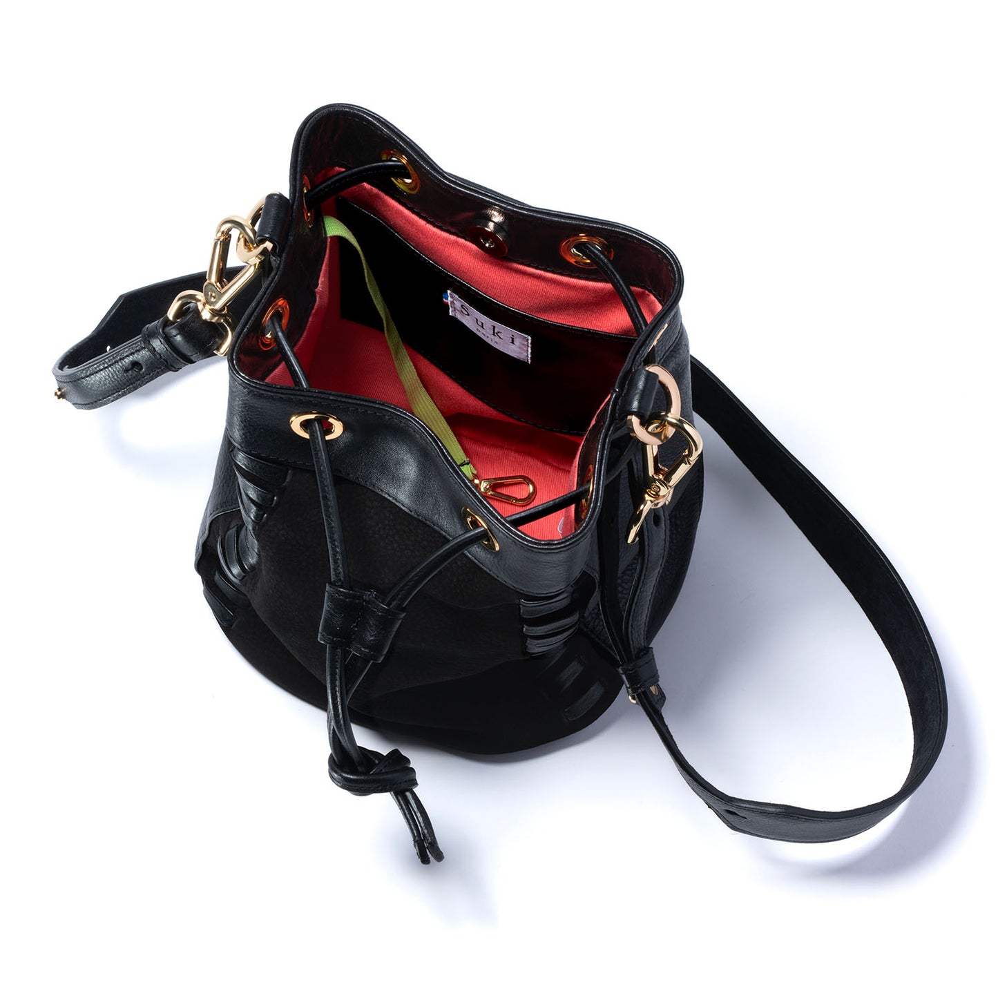 Atelier de maroquinerie à Paris. Sac à main en cuir bi-matière, tressage réalisé à la main dans notre atelier parisien. Maroquinerie made in France au design unique, savoir-faire artisanal, cuir italien, accessoires premium. Sac en cuir personnalisable. Mode locale et engagée.