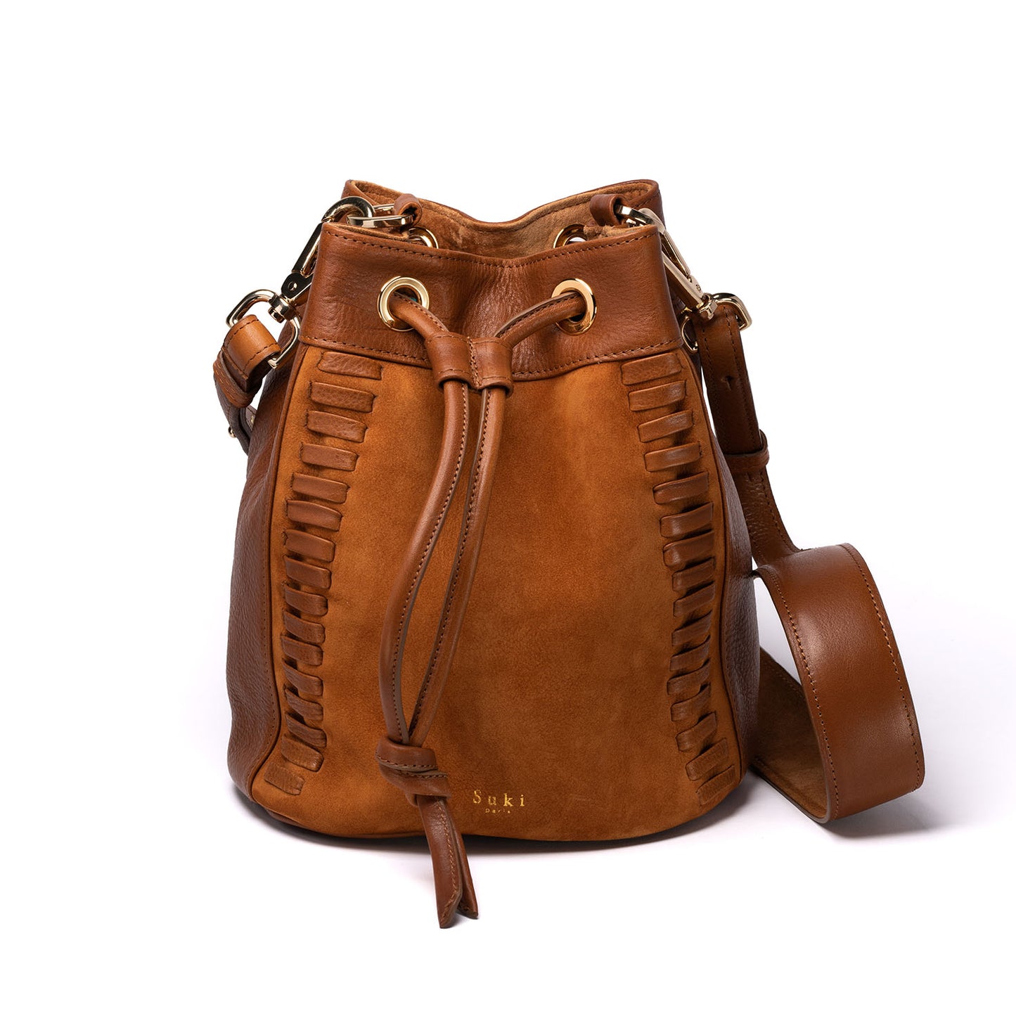 Atelier de maroquinerie à Paris. Sac seau en cuir bi-matière tressé à la main dans notre atelier parisien. Maroquinerie française, savoir-faire artisanal, cuir italien, accessoires premium. Sac personnalisable. Mode locale et engagée. e