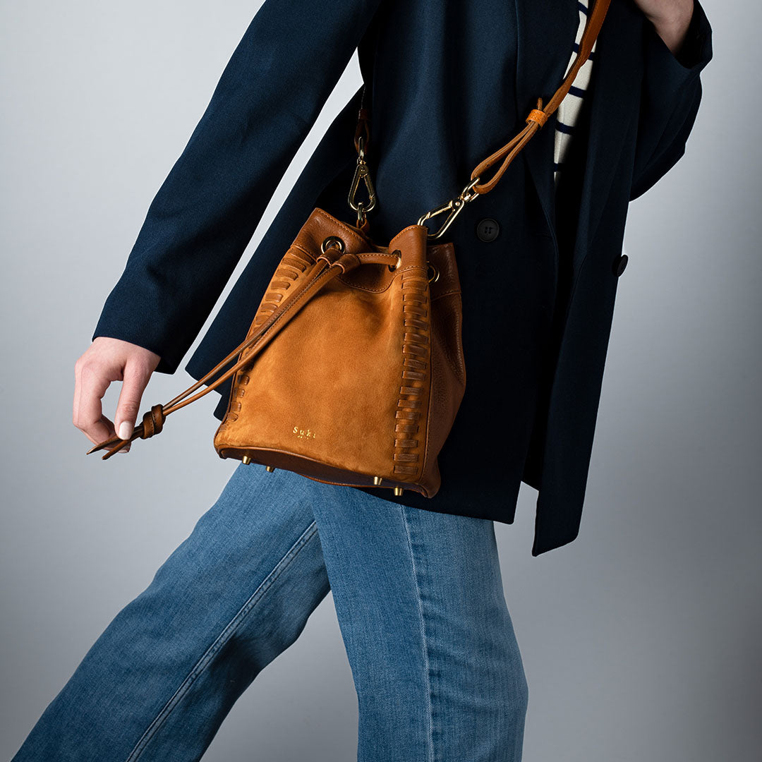Atelier de maroquinerie à Paris. Sac à main en cuir bi-matière tressé à la main dans notre atelier parisien. Maroquinerie made in France confectionnée en série limitée. Savoir-faire artisanal français, cuir italien, accessoires premium. Sac seau personnalisable, contactez-nous. Maroquinerie au design unique, confortable et pratique. Mode locale et engagée.
