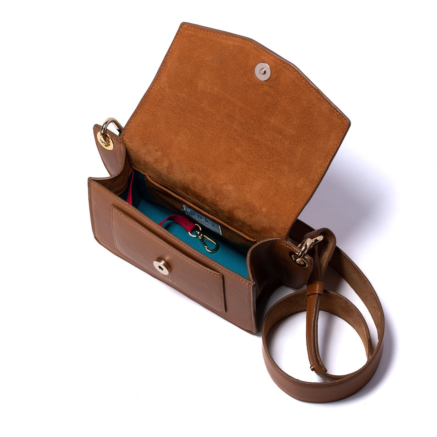 Artisan maroquinier à Paris. Maroquinerie artisanale made in France. Cuir tannage végétal. Compact, confortable, léger et astucieux, vous ne le quitterez plus. Service de personnalisation, contactez-nous.
