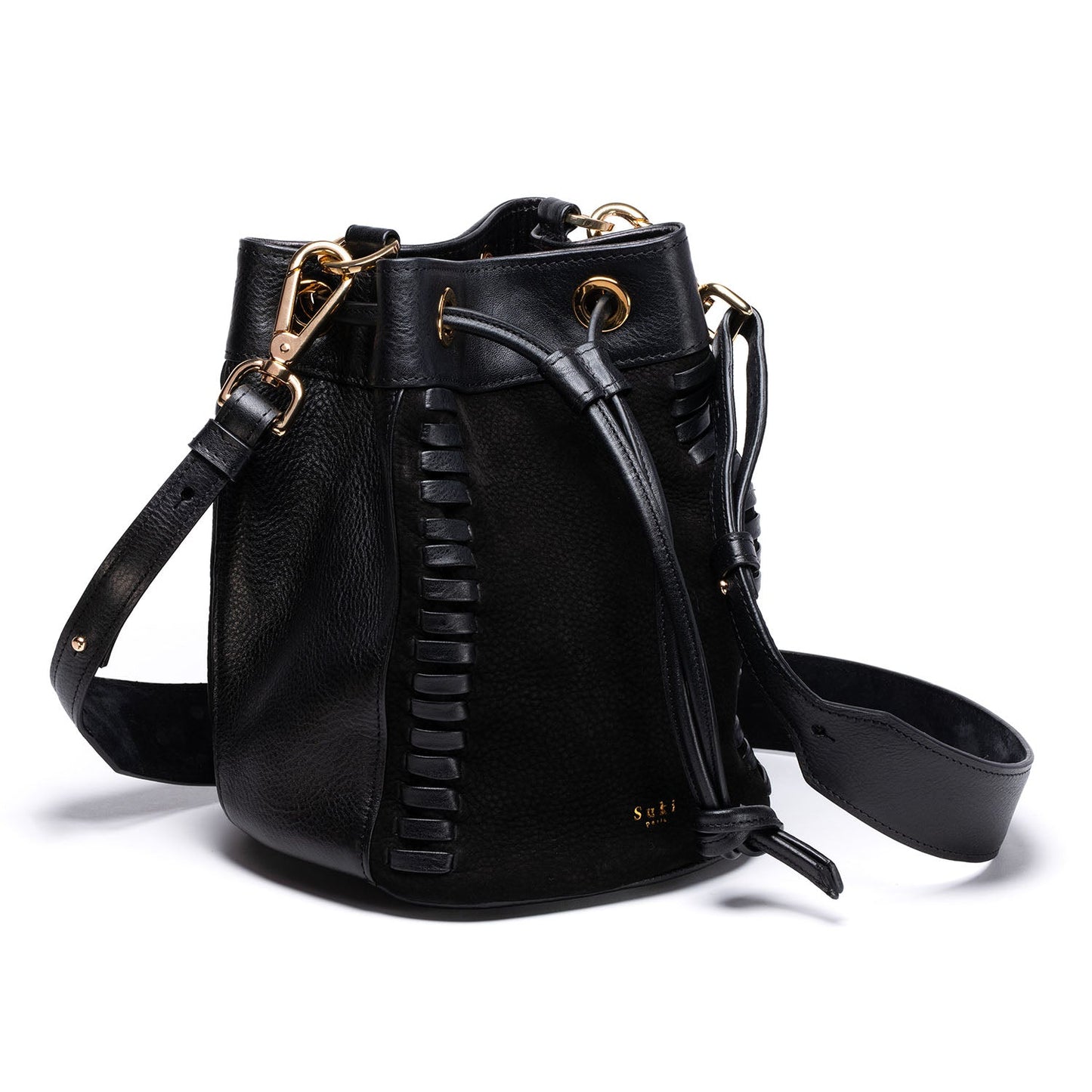 Atelier de maroquinerie à Paris. Sac à main tressé en cuir made in France. Maroquinerie créateur made in Paris. Sac seau en cuir haut de gamme italien, savoir-faire français, accessoires premium. Existe en 2 coloris, Service de personnalisation sur demande. Accessoire de mode local et engagé.