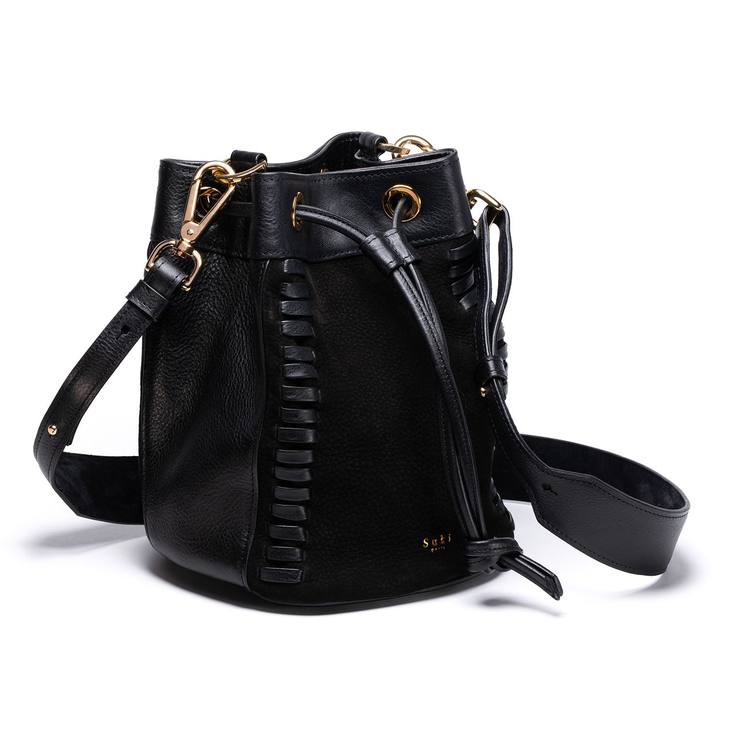 Atelier de maroquinerie à Paris. Sac à main tressé en cuir made in France. Maroquinerie créateur made in Paris. Sac seau en cuir haut de gamme italien, savoir-faire français, accessoires premium. Existe en 2 coloris, Service de personnalisation sur demande. Accessoire de mode local et engagé.