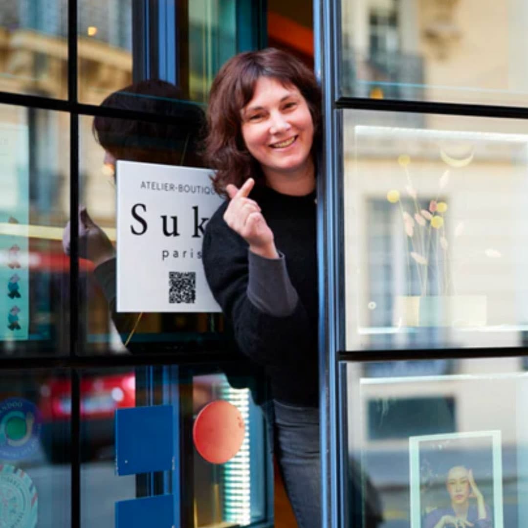 Amandine Simon, créatrice maroquinière, dans l'atelier-boutique Suki Paris