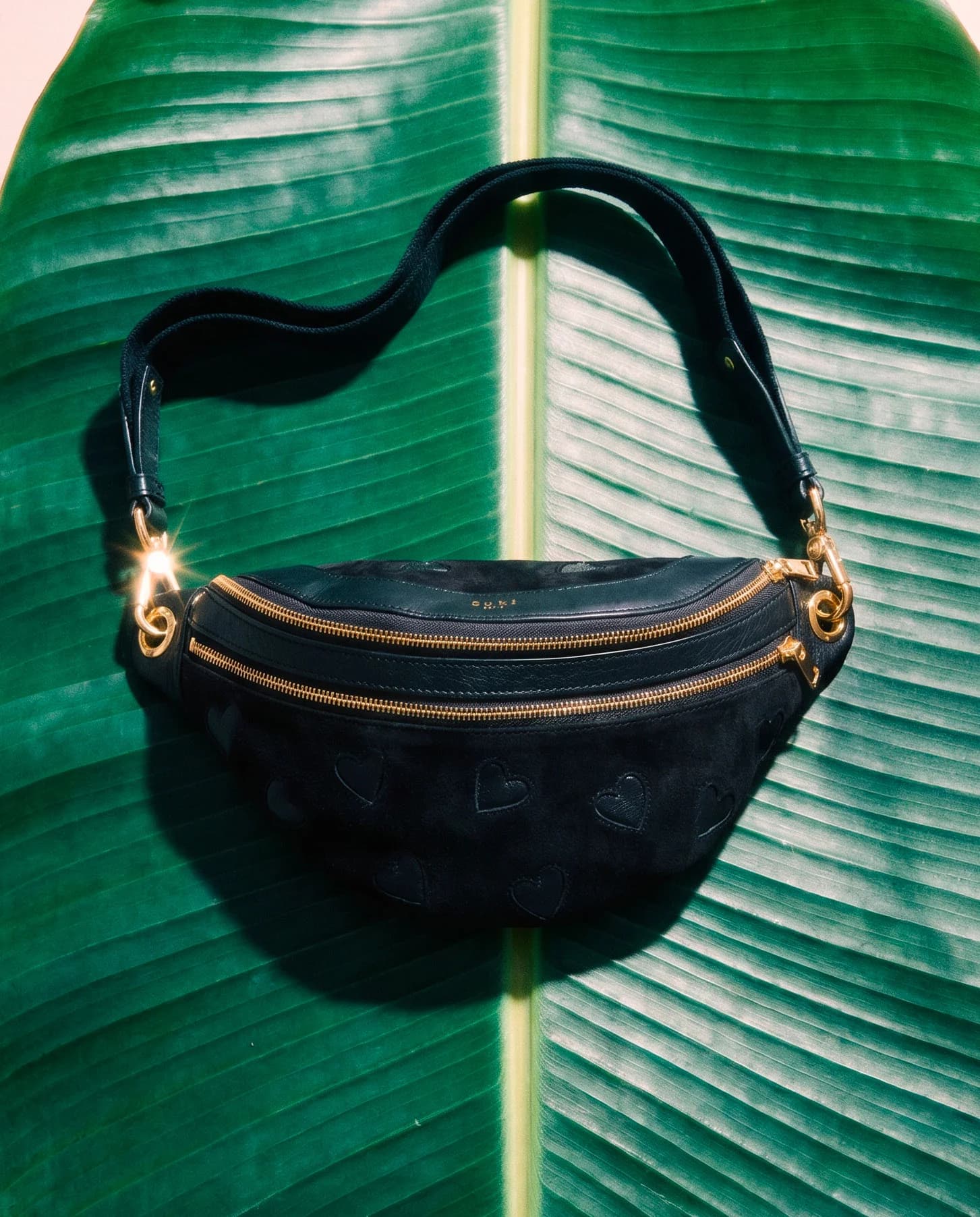 Sac Ulysse Suki Paris en cuir noir à cœurs dorés