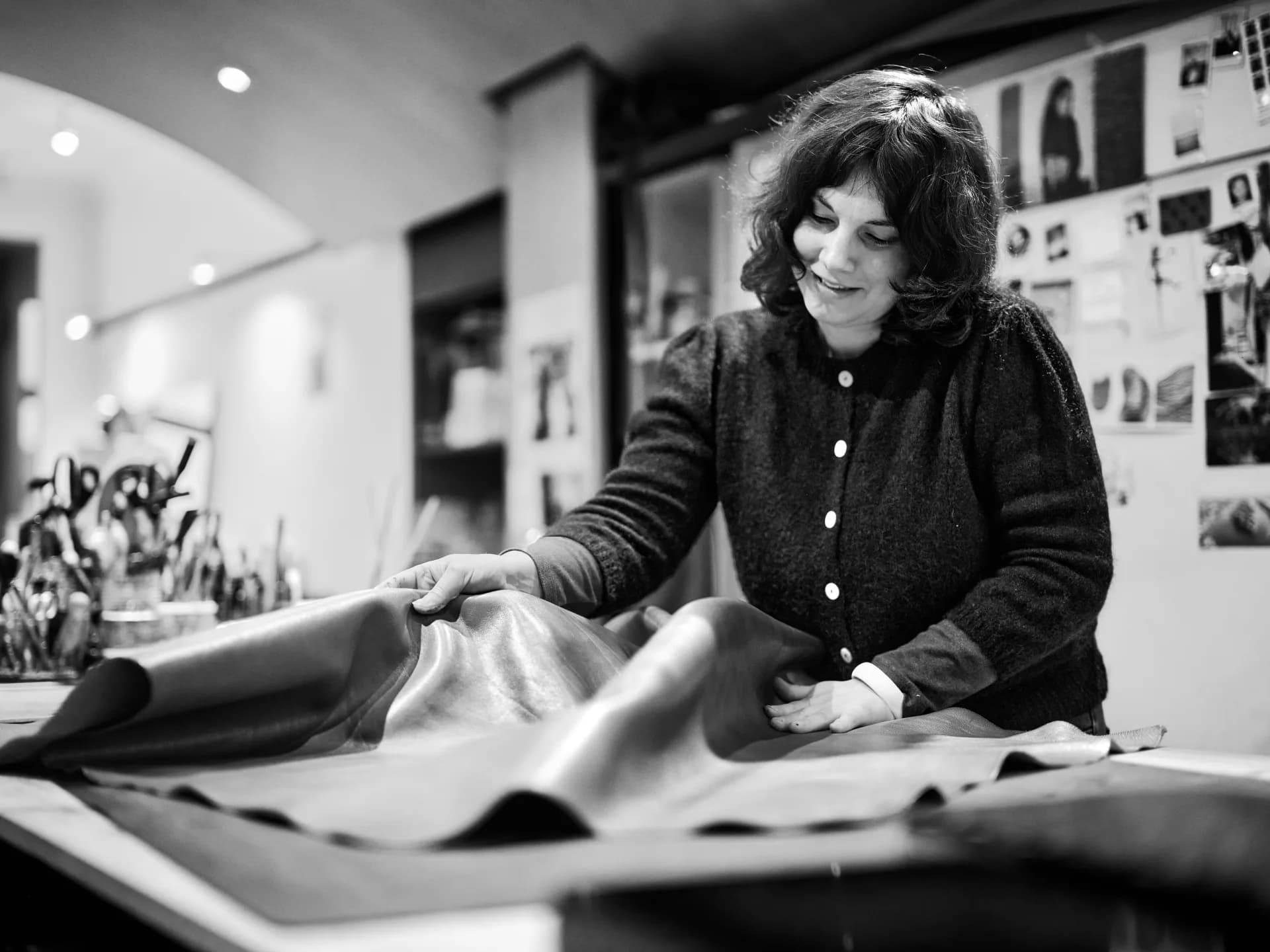 L'atelier Suki Paris, geste à la main sur le cuir