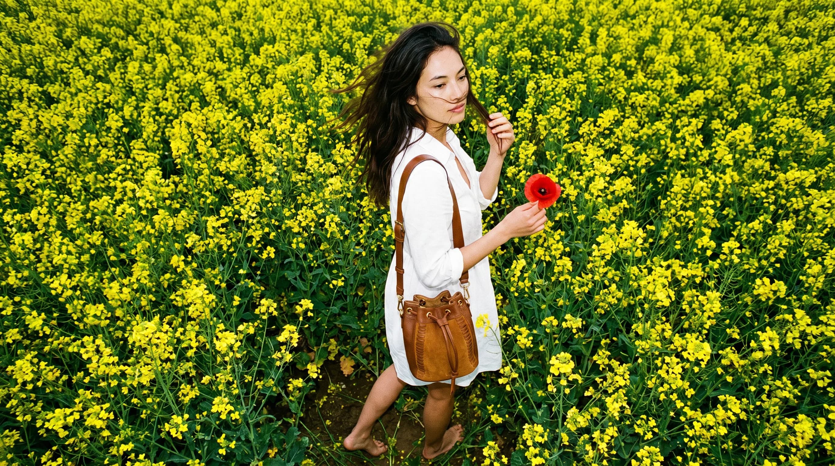 Sac seau Altaï Suki Paris en cuir camel, visuel éditorial