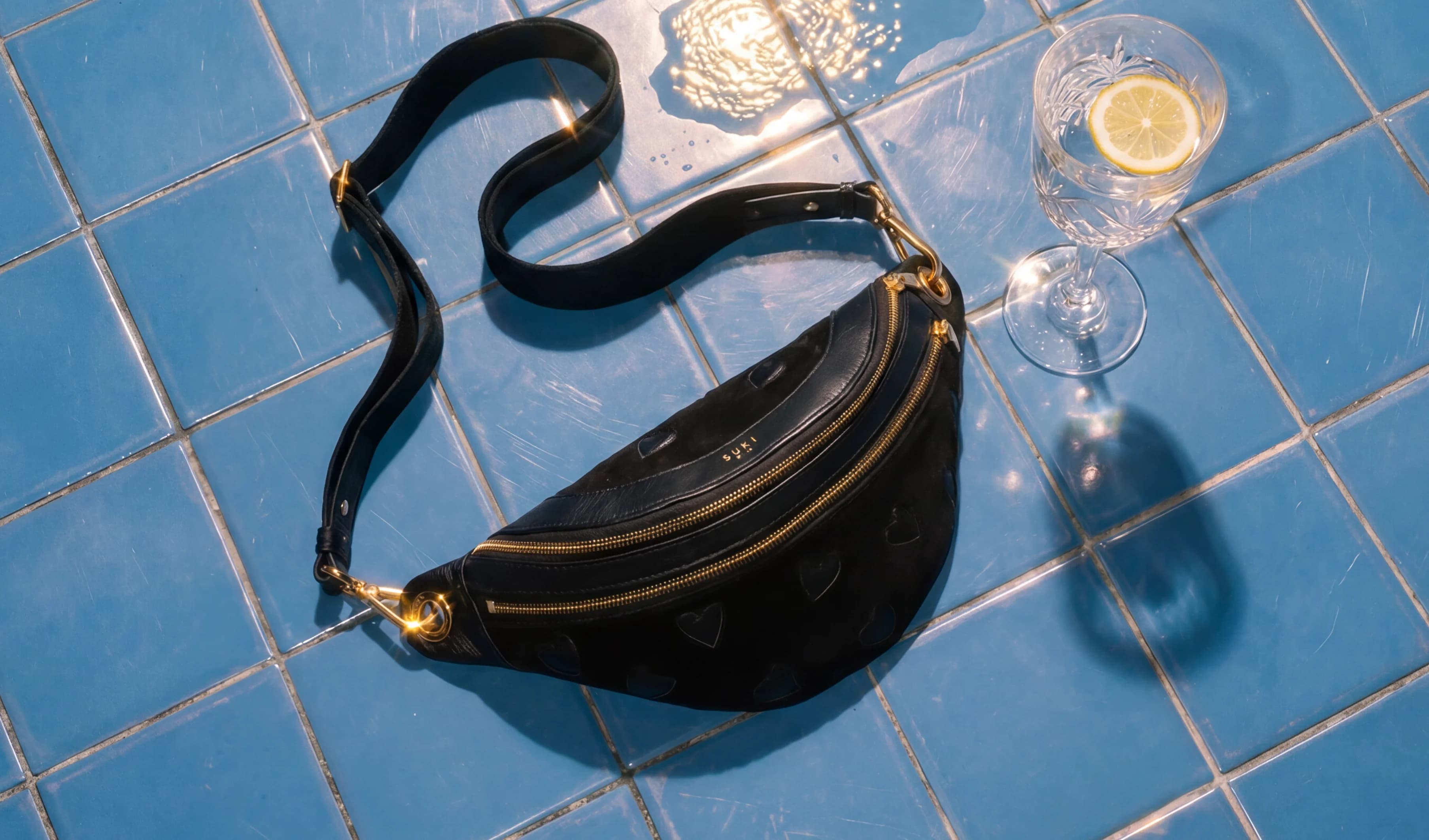 Sac banane en cuir Suki Paris porté croisé à l'épaule