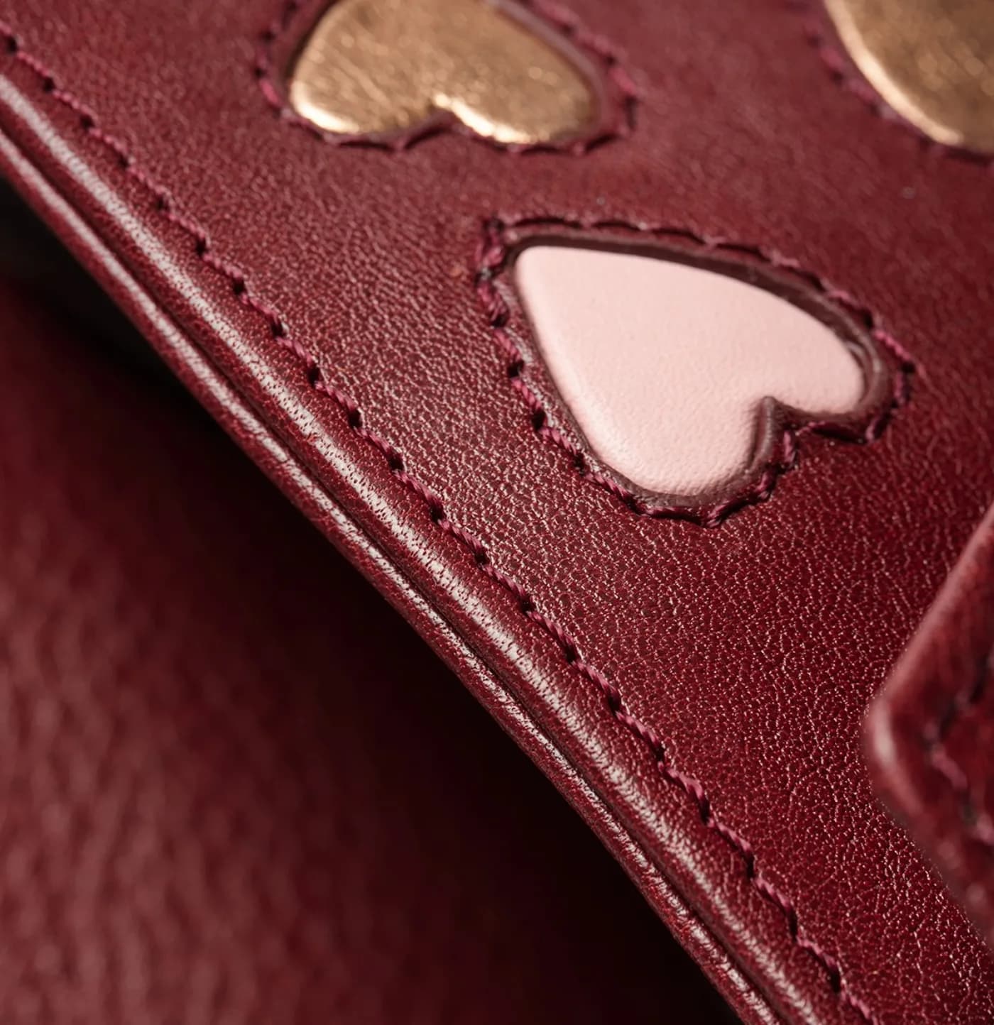 Pochette en cuir Nikiti — cœurs gainés découpés et cousus à la main, atelier Suki Paris