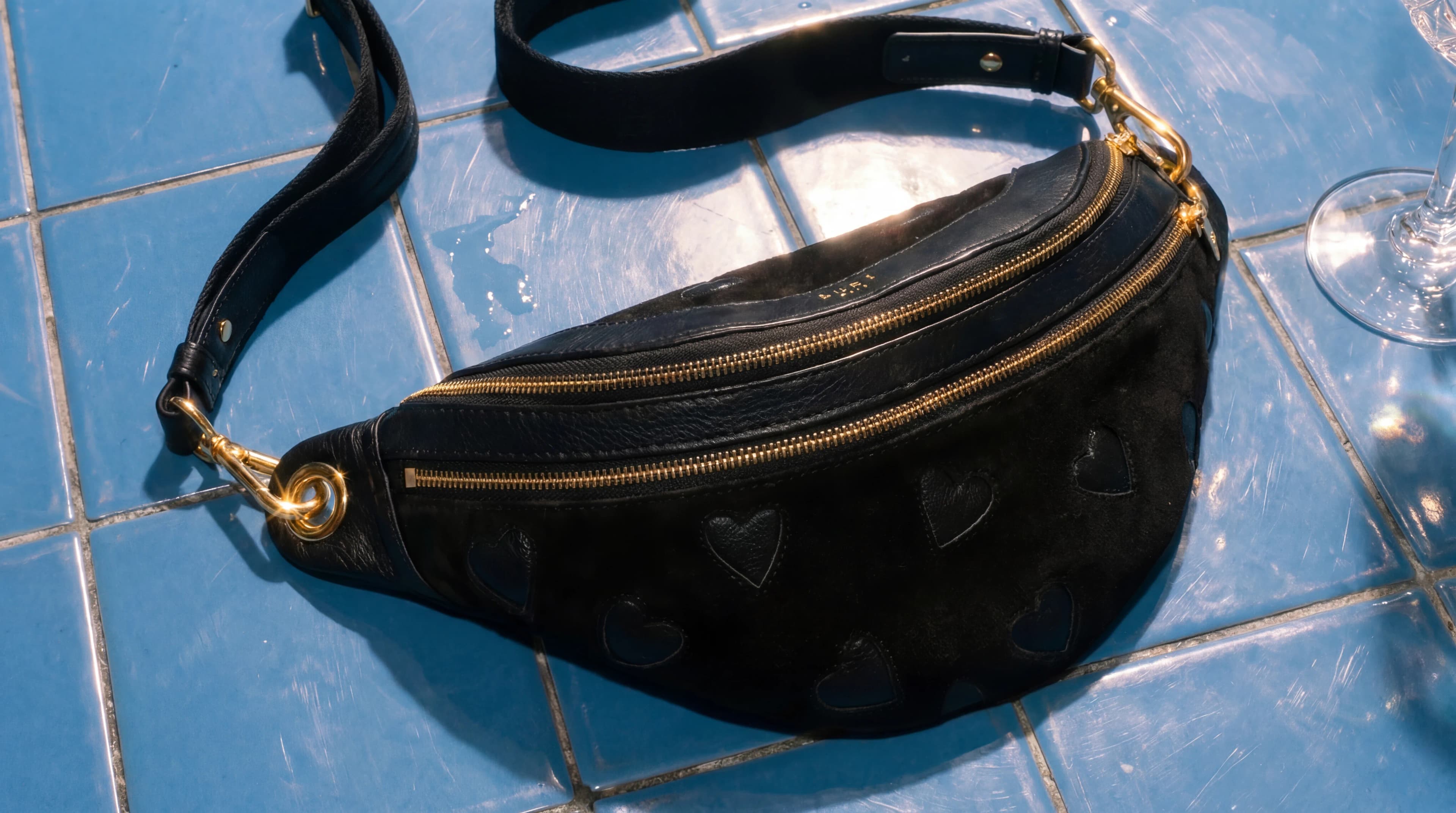 ユリスのブラックレザー斜めがけバッグ — ファスナー収納、Suki Paris