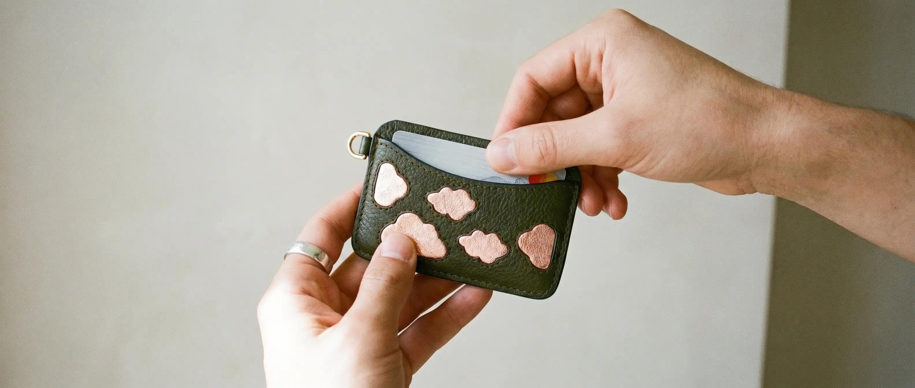 Handmade vegetable-tanned leather card holder — Suki Paris workshop 17th arrondissement